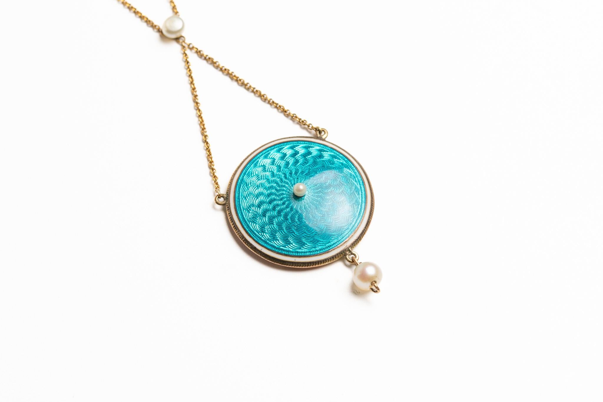 Taille coussin antique Collier pendentif édouardien ancien en or 14 carats, émail guilloché et perles en vente