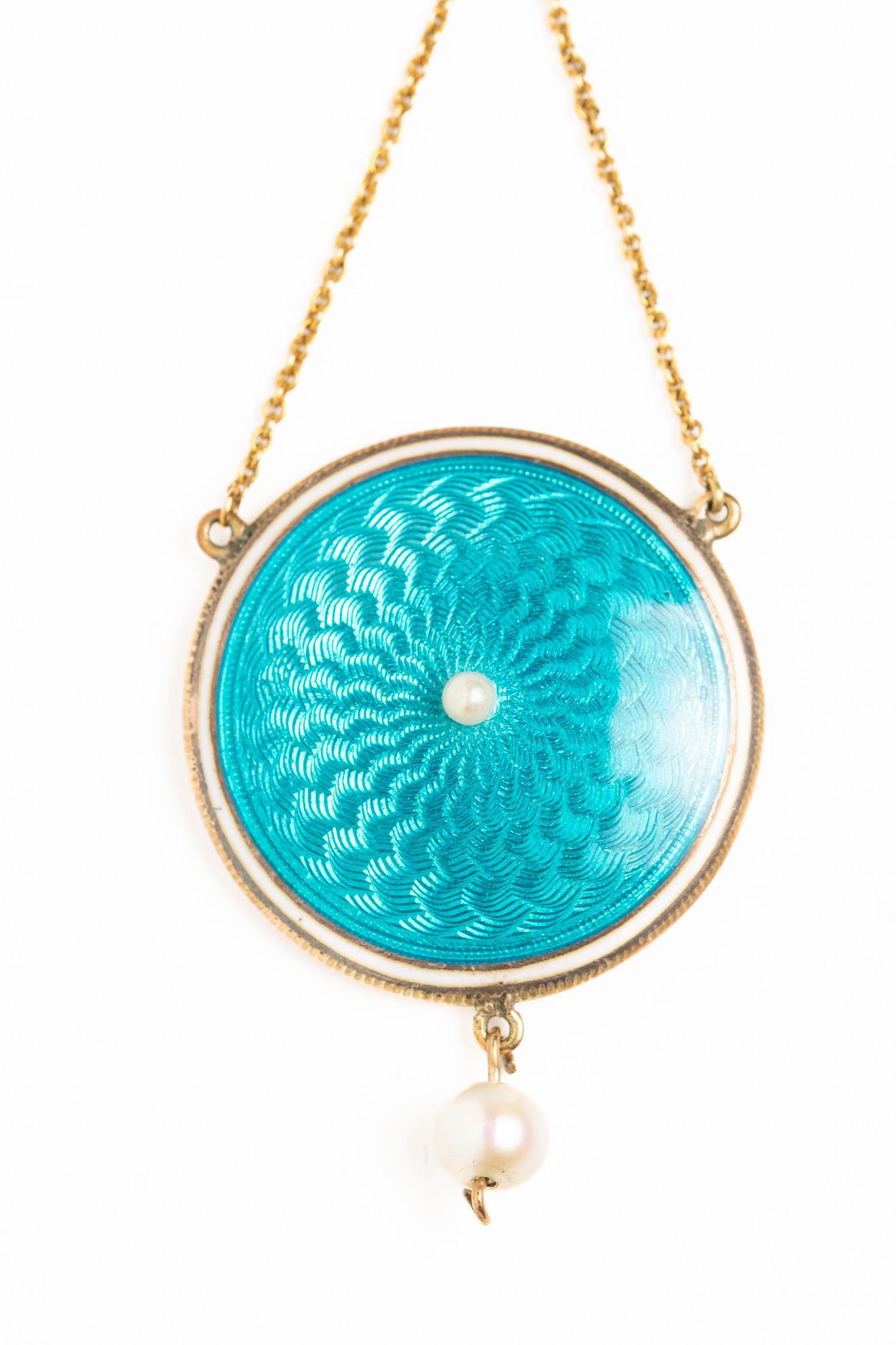 Collier pendentif édouardien ancien en or 14 carats, émail guilloché et perles Bon état - En vente à Portland, England