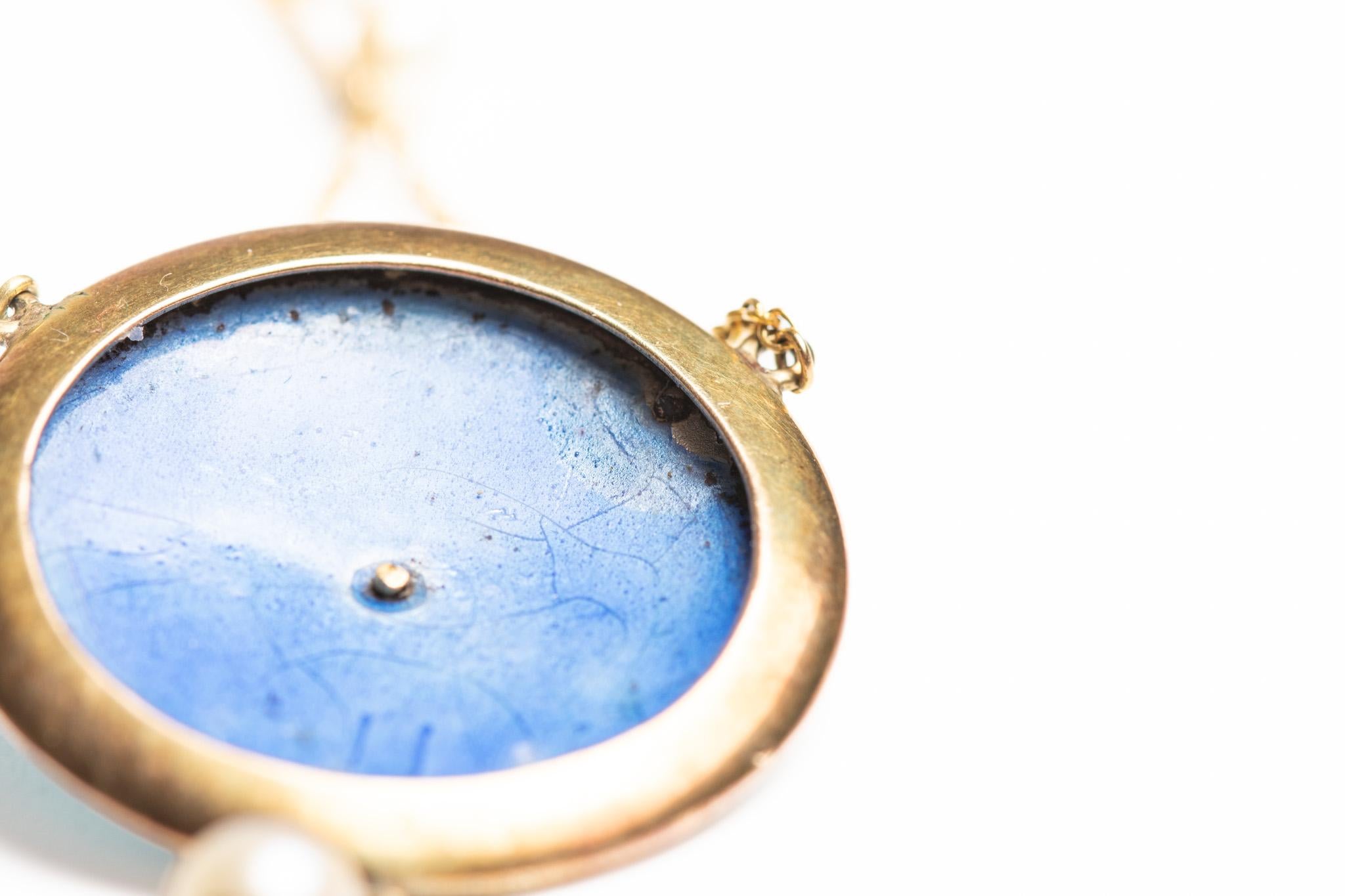 Collier pendentif édouardien ancien en or 14 carats, émail guilloché et perles en vente 1