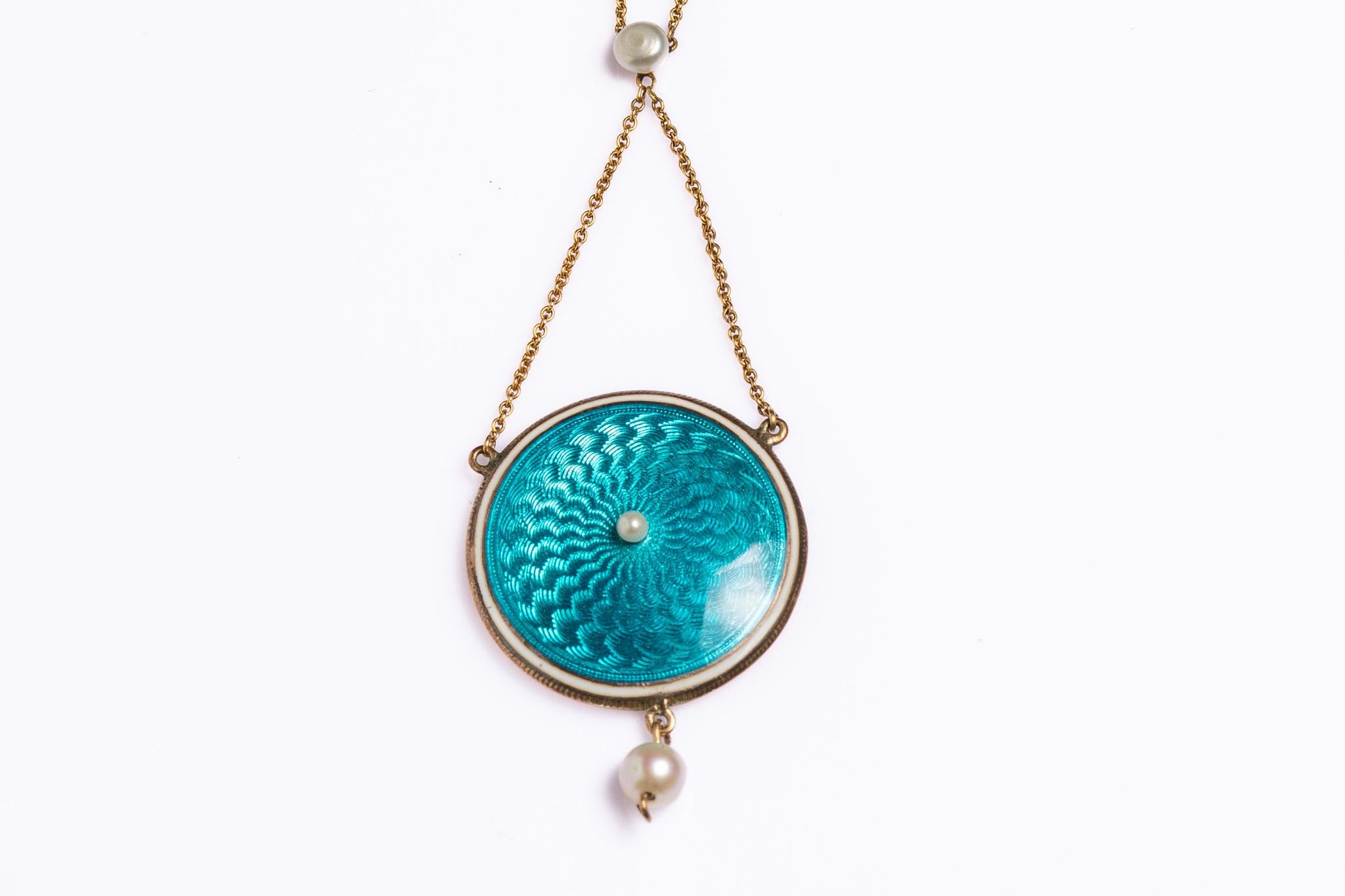 Collier pendentif édouardien ancien en or 14 carats, émail guilloché et perles en vente 3