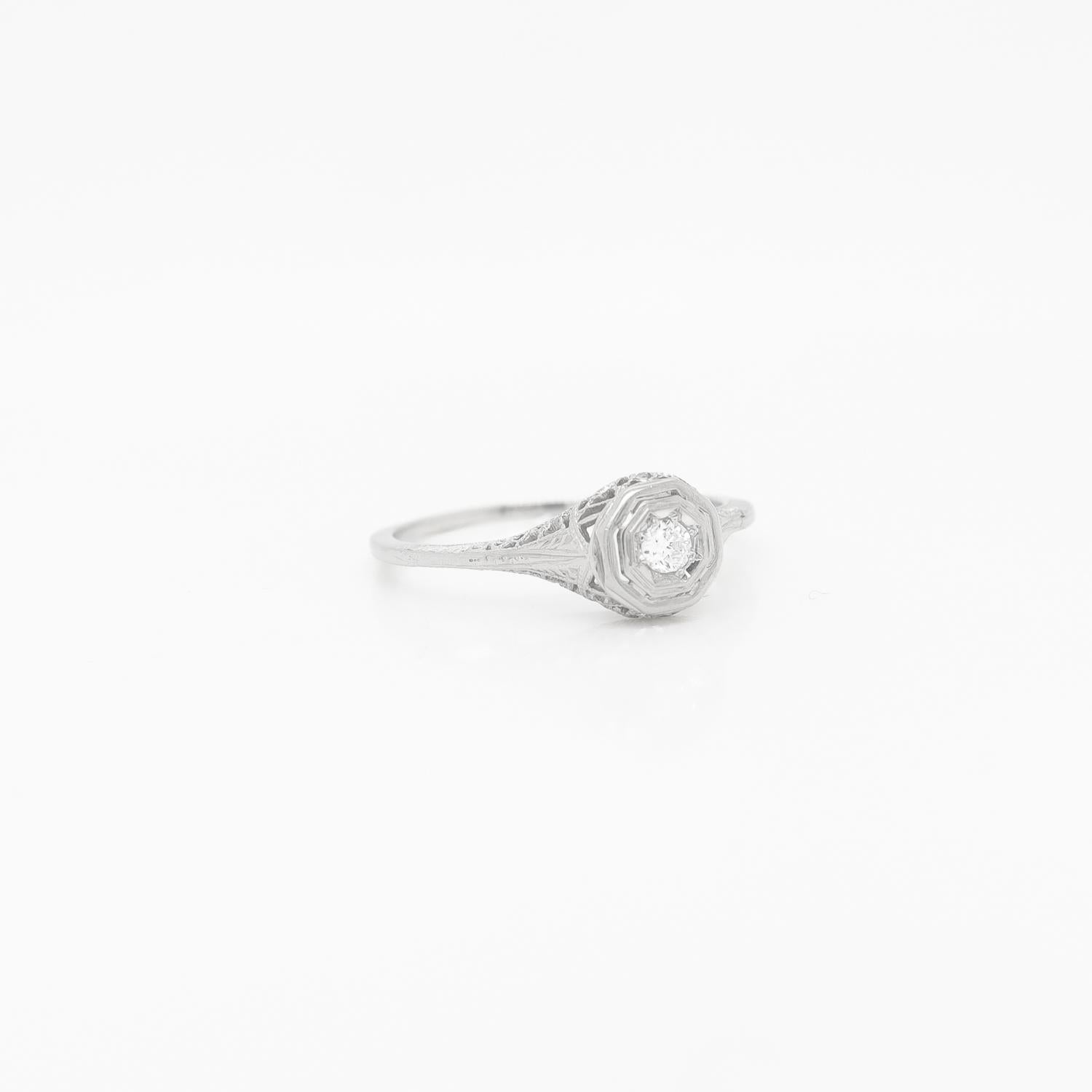 Antique Edwardian 14K Filigree White Gold & Diamond Solitaire Engagement Ring In Good Condition For Sale In Philadelphia, PA