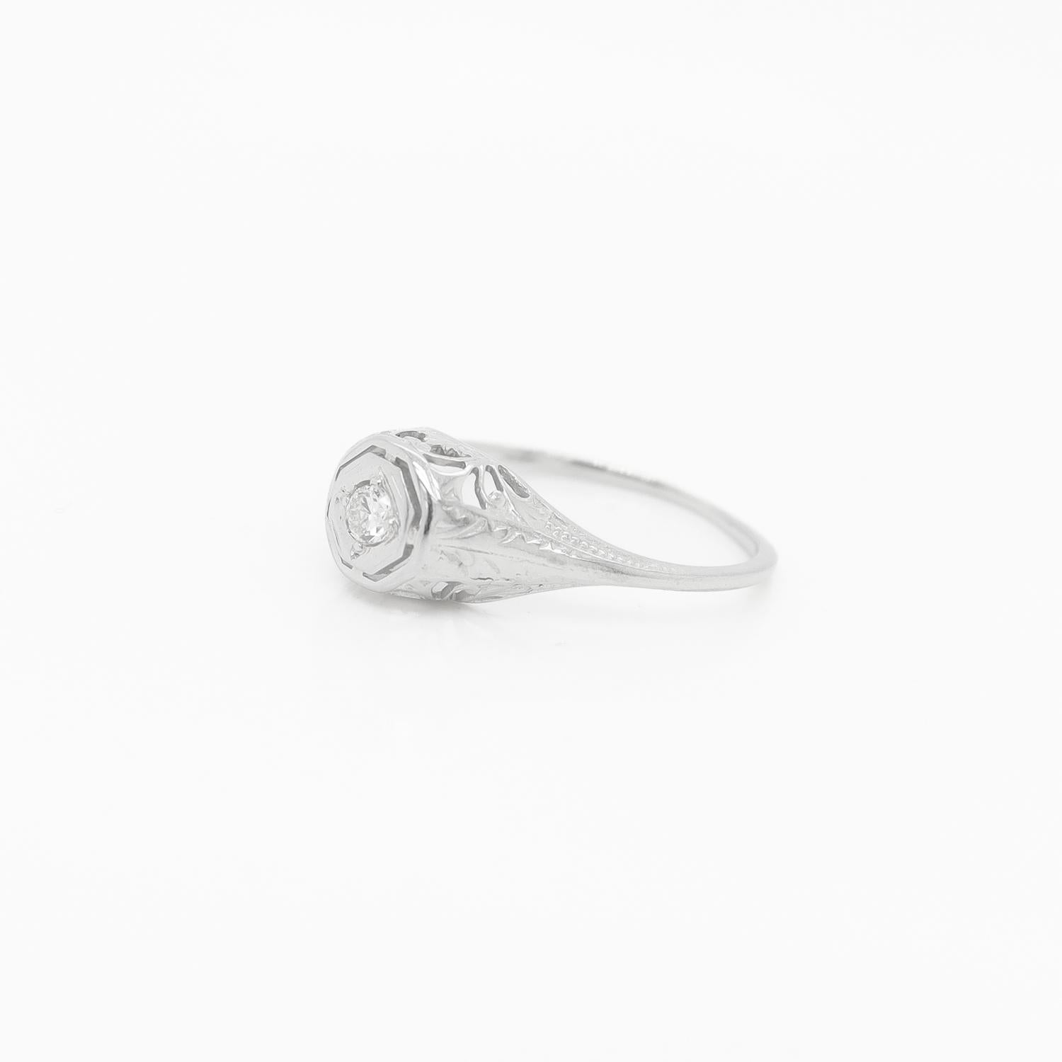 Antiker edwardianischer Verlobungsring aus 14 Karat filigranem Weißgold und Diamant Solitär (Rundschliff) im Angebot