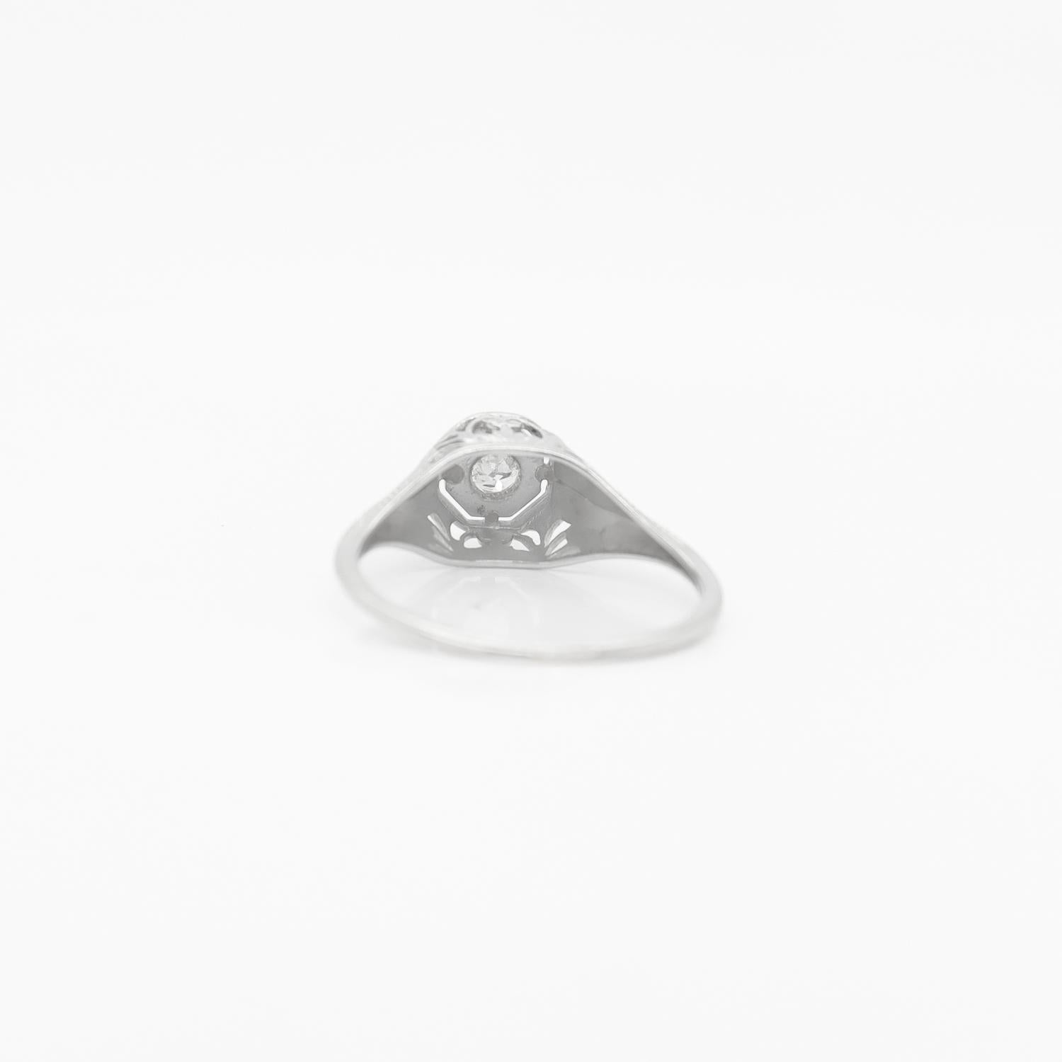 Antiker edwardianischer Verlobungsring aus 14 Karat filigranem Weißgold und Diamant Solitär im Angebot 3
