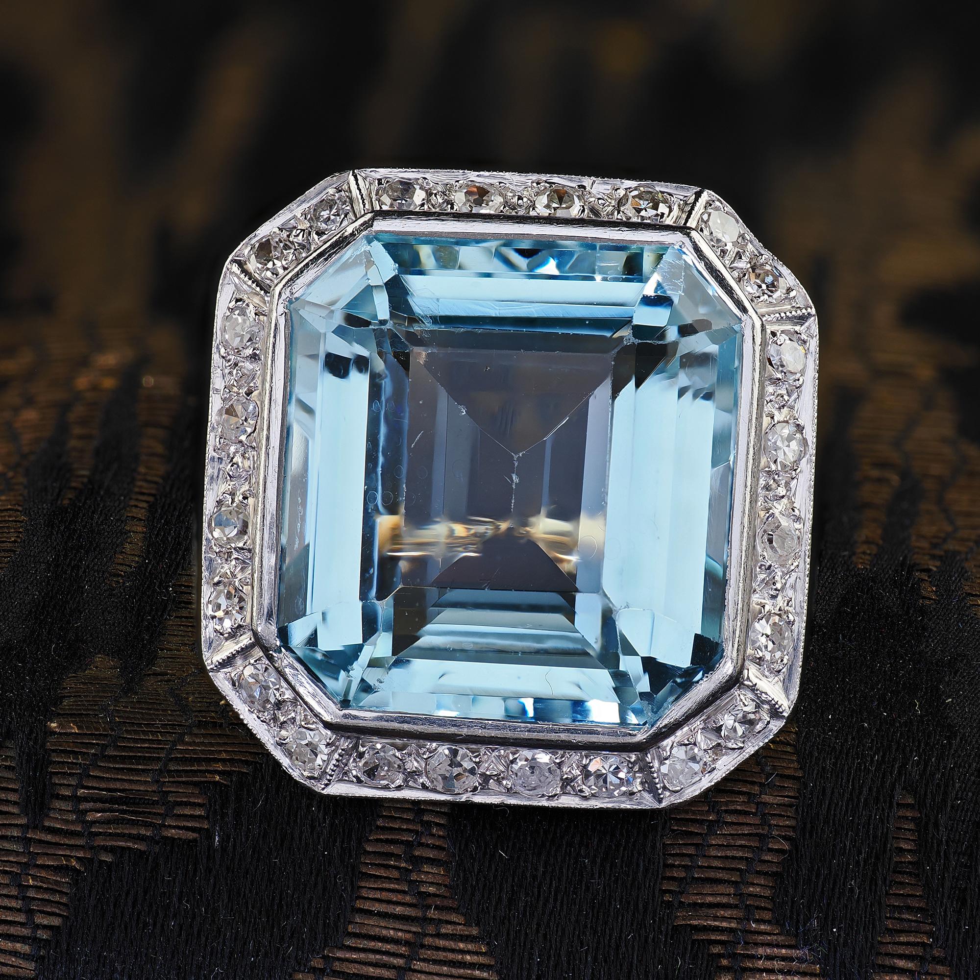Precioso Anillo de Cóctel Antiguo Eduardiano de Oro de 14K y Platino con Aguamarina y Diamantes. Este precioso anillo eduardiano de aguamarina y diamantes está elaborado en oro amarillo de 14 quilates y platino. El anillo presenta una hermosa