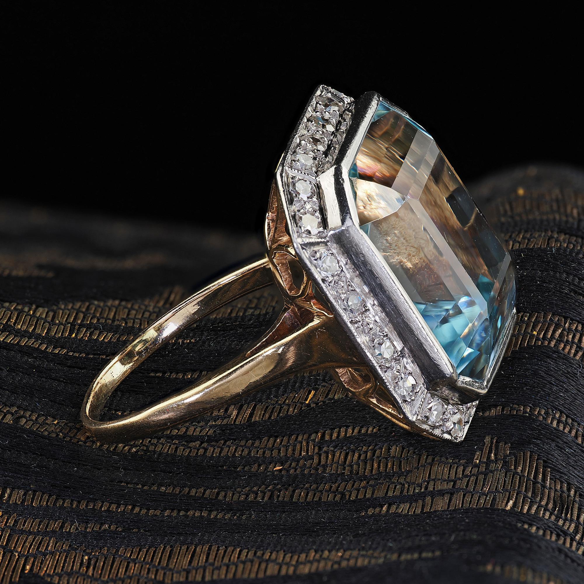 Antiguo anillo de cóctel eduardiano de oro de 14 quilates y platino con aguamarina y diamantes Corte esmeralda en venta