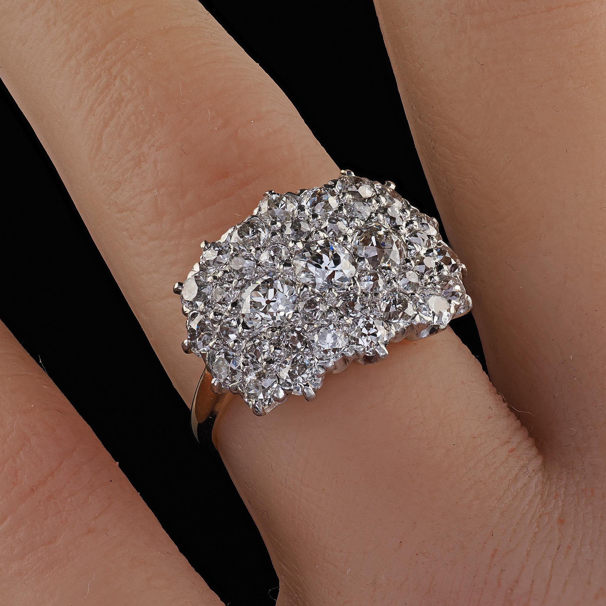 Bague édouardienne ancienne en or 14 carats et platine à larges grappes de diamants européens anciens en vente 4
