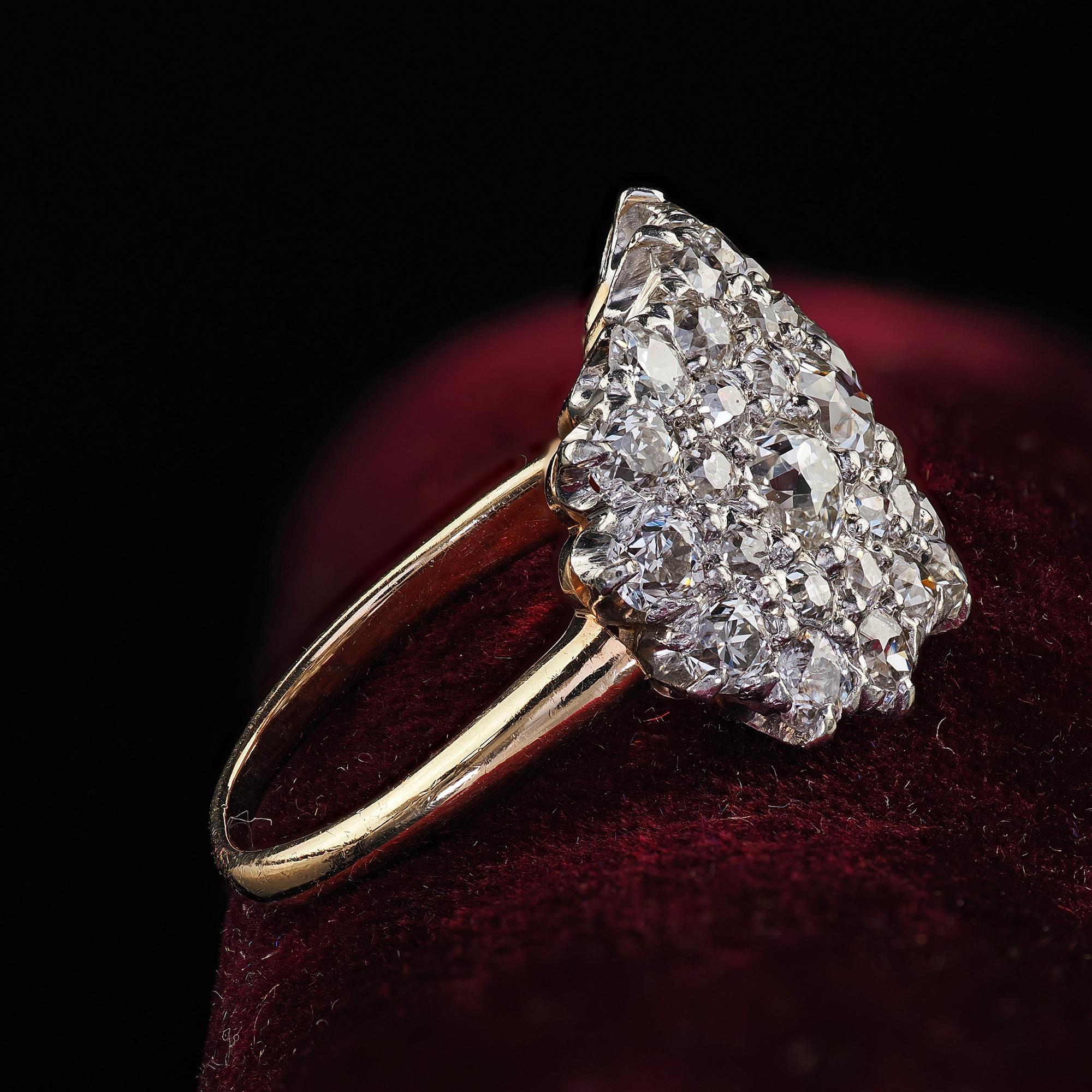 Taille vieille Europe Bague édouardienne ancienne en or 14 carats et platine à larges grappes de diamants européens anciens en vente