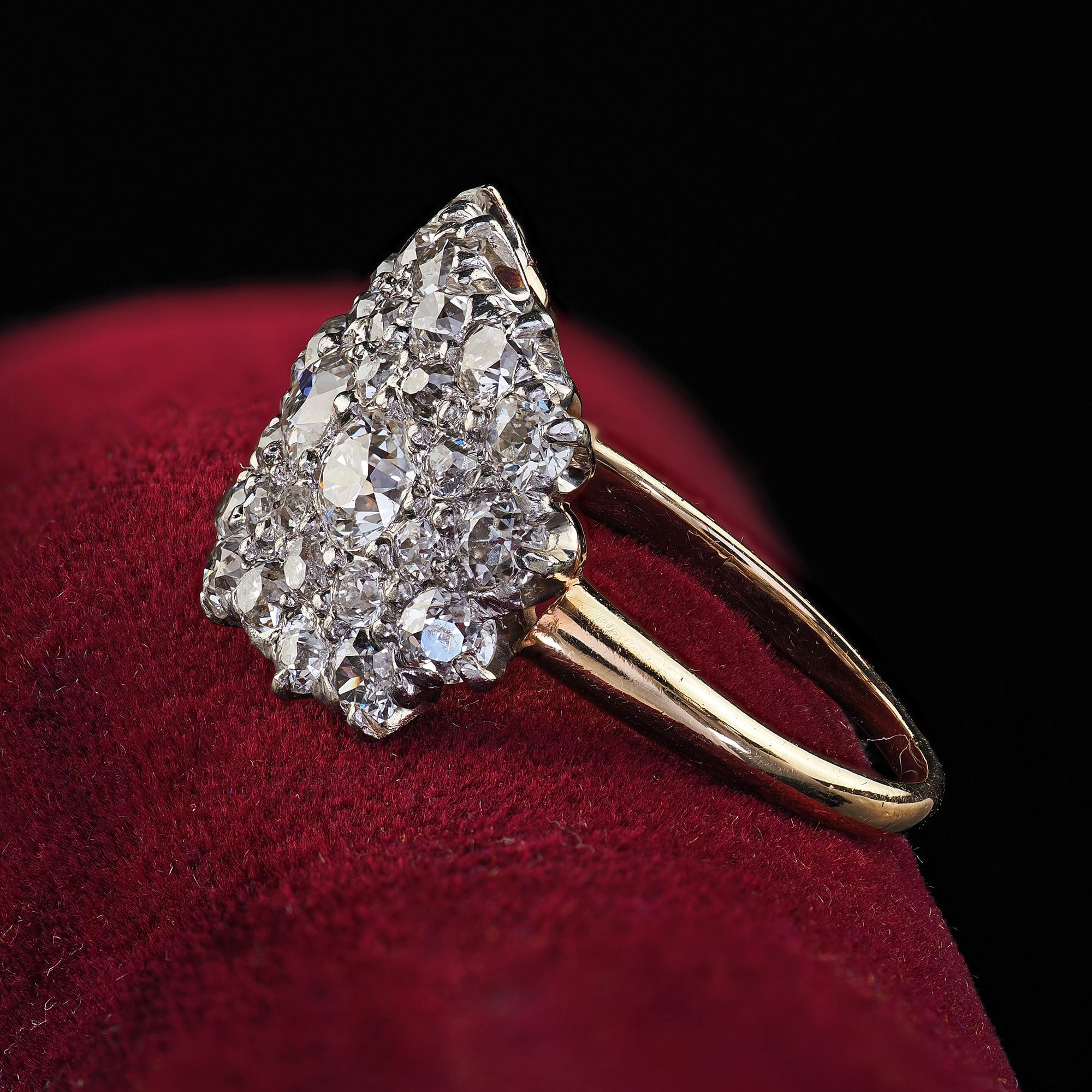 Bague édouardienne ancienne en or 14 carats et platine à larges grappes de diamants européens anciens Bon état - En vente à Great Neck, NY