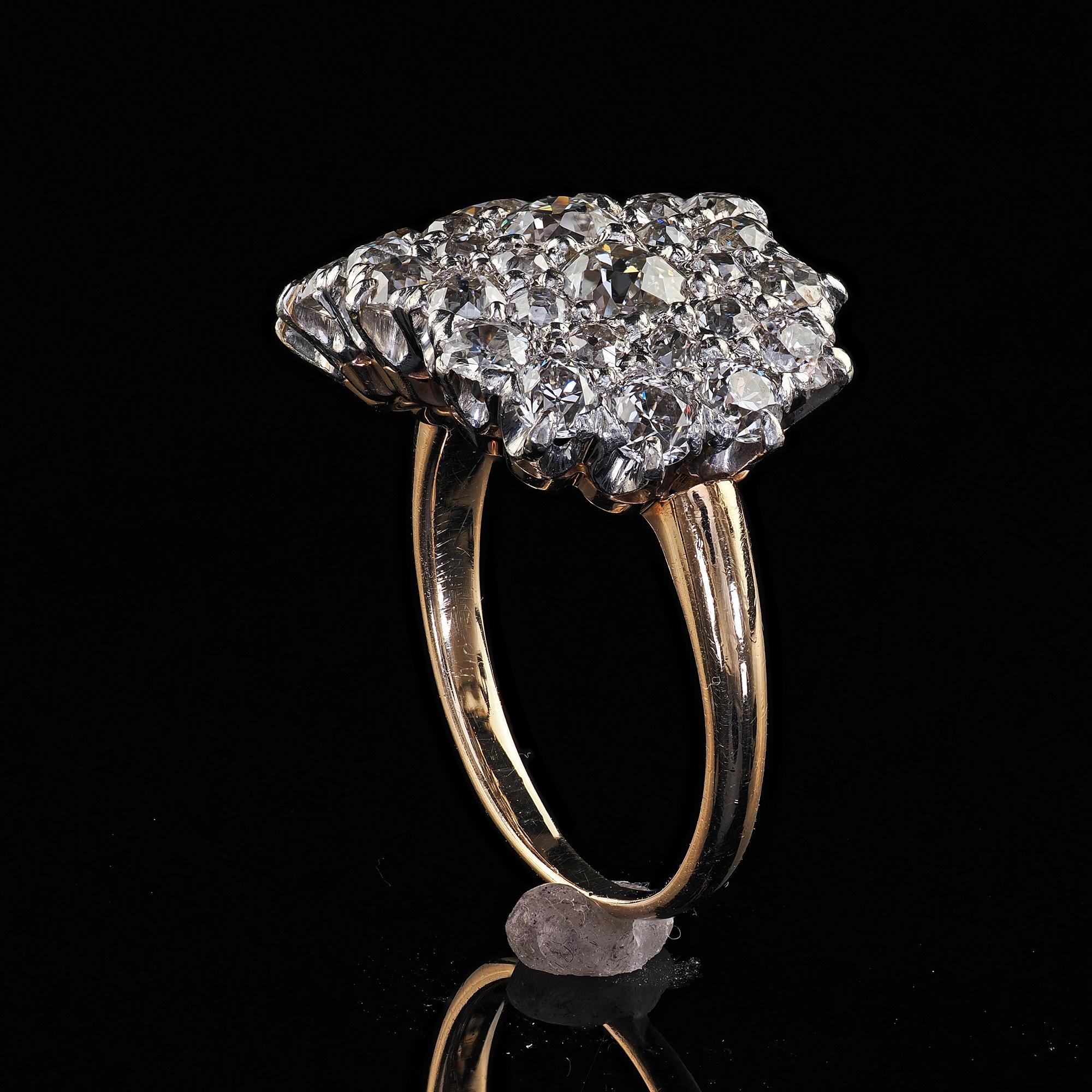 Bague édouardienne ancienne en or 14 carats et platine à larges grappes de diamants européens anciens en vente 3