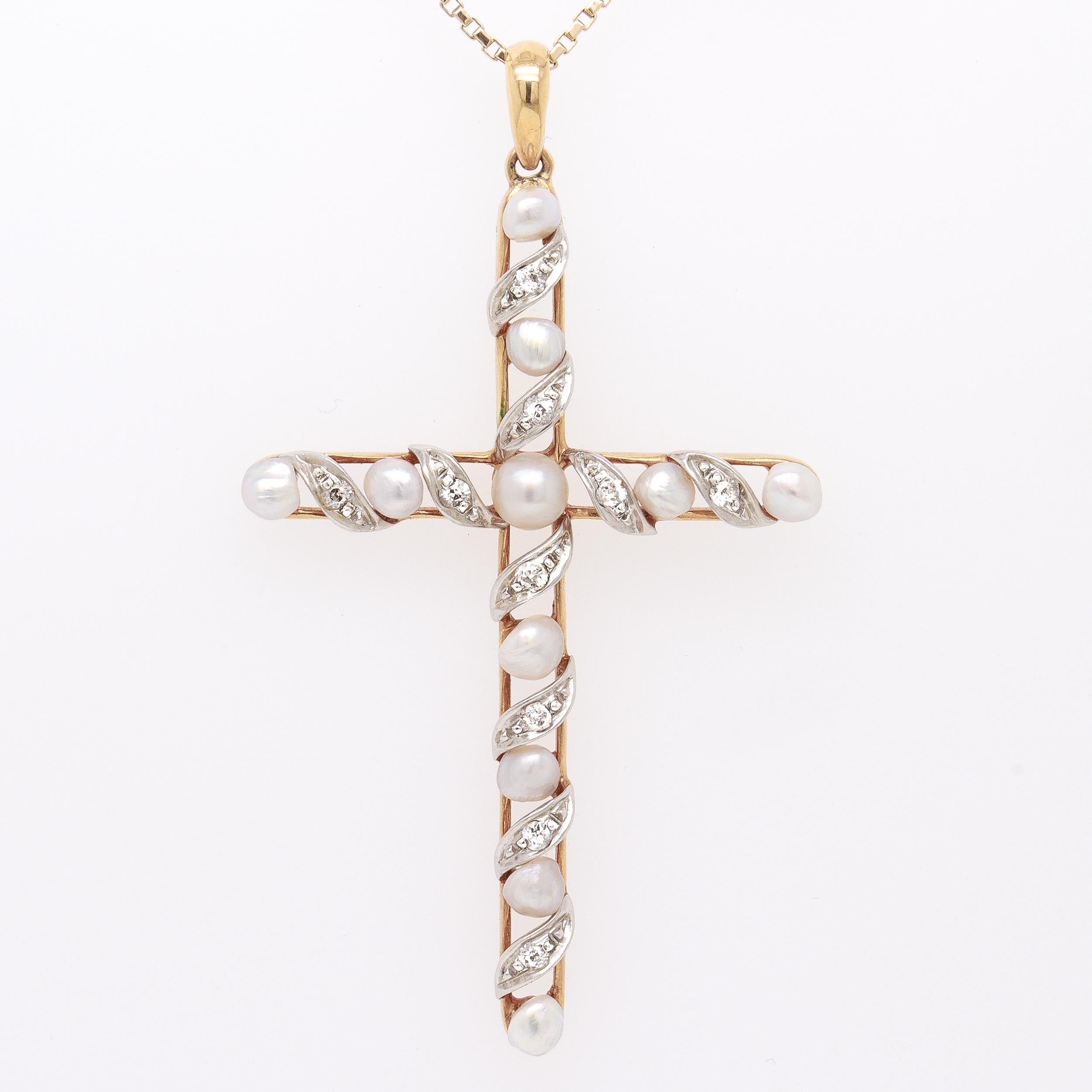Taille ronde Pendentif croix en or 14K, diamants et perles baroques de style édouardien ancien en vente