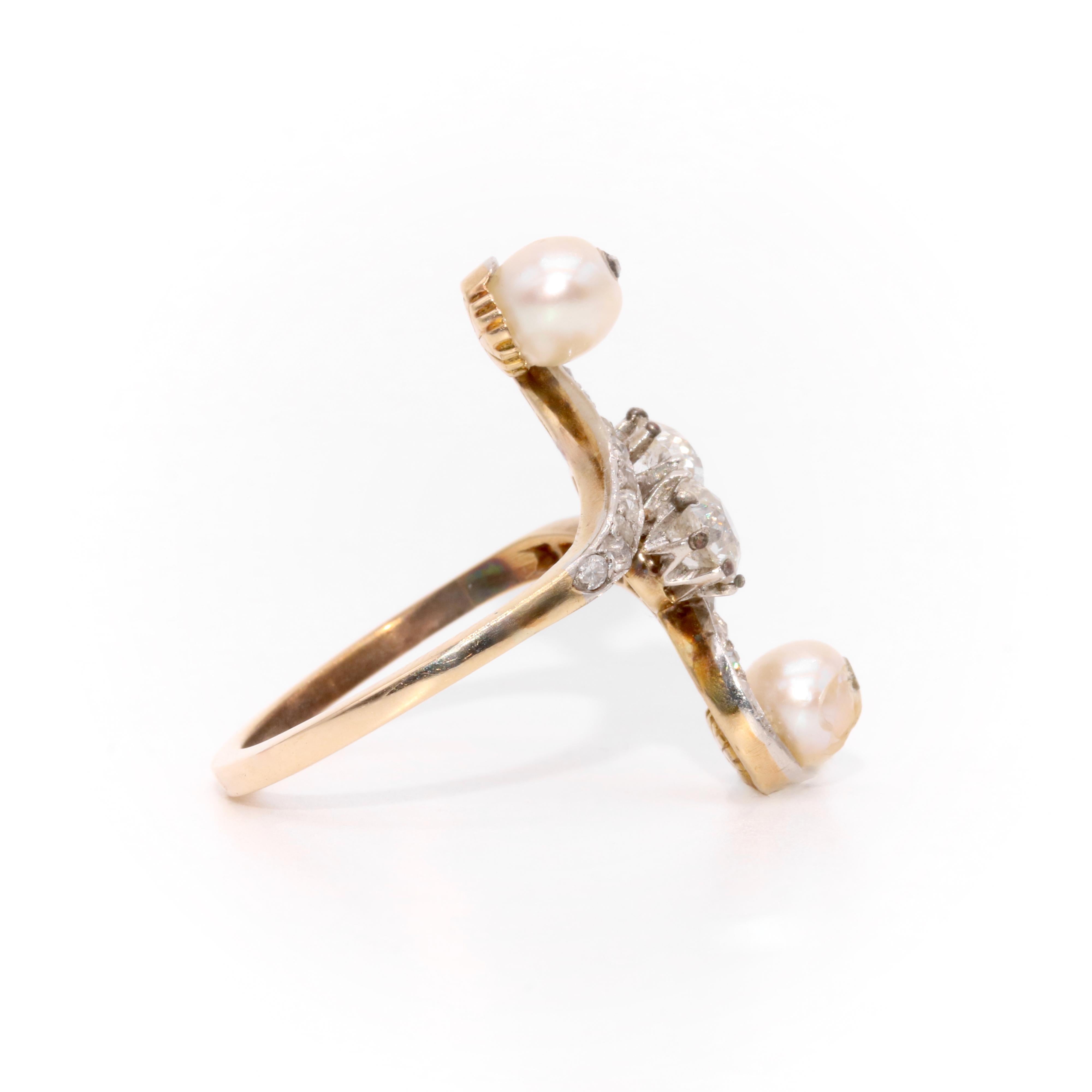 Femenino o masculino Antiguo anillo eduardiano de oro de 14 quilates y platino con diamante talla antigua y perla de 0,81 quilates en venta