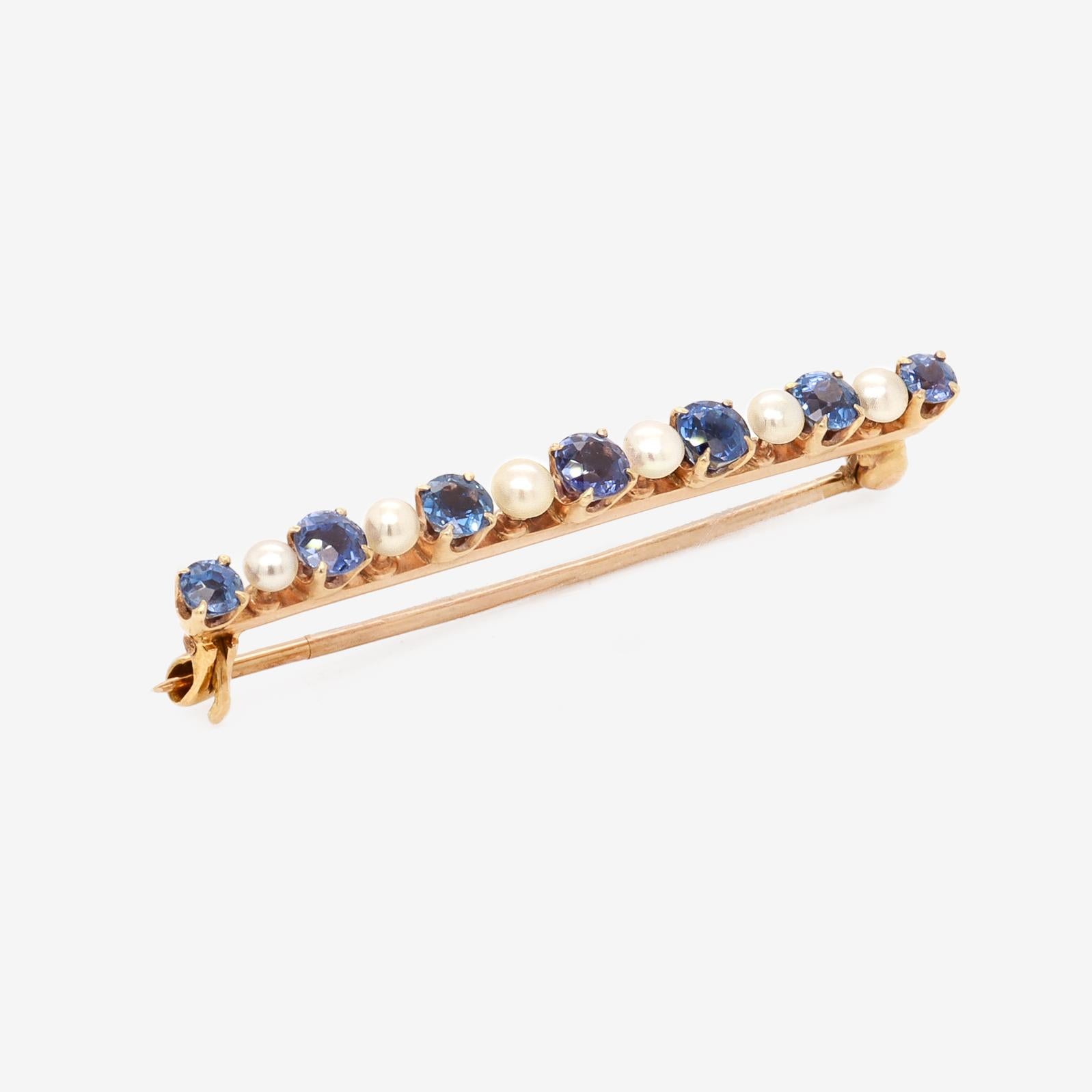 Antique Edwardian 14K Yellow Gold, Blue Topaz, & Button Pearl Bar Pin or Brooch In Good Condition For Sale In Philadelphia, PA