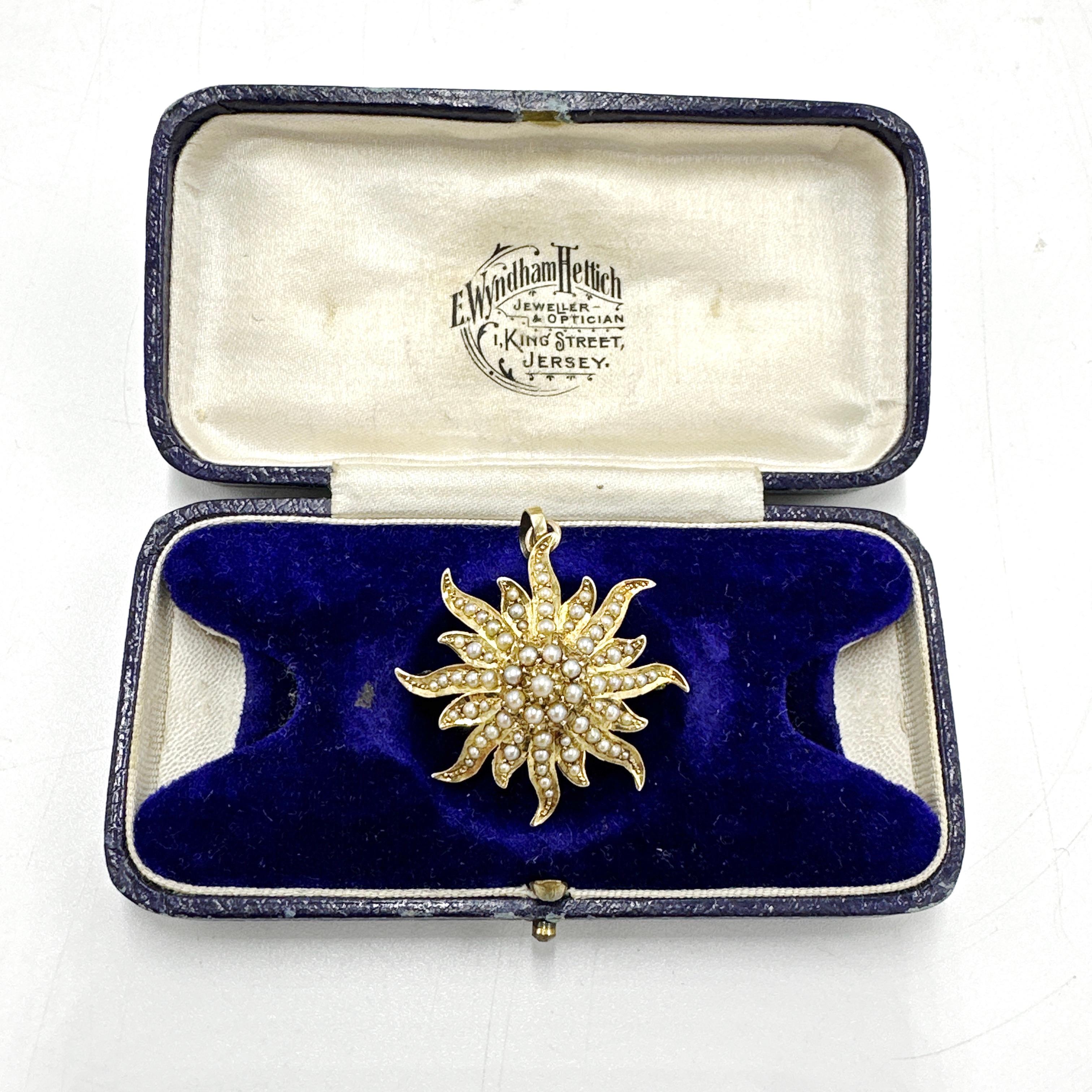He aquí un precioso broche/colgante de oro amarillo de 14 quilates de la época eduardiana, con perlas naturales, fabricado por los joyeros B & H.B. de Toronto. Kent.

Este exquisito broche eduardiano presenta un llamativo motivo 