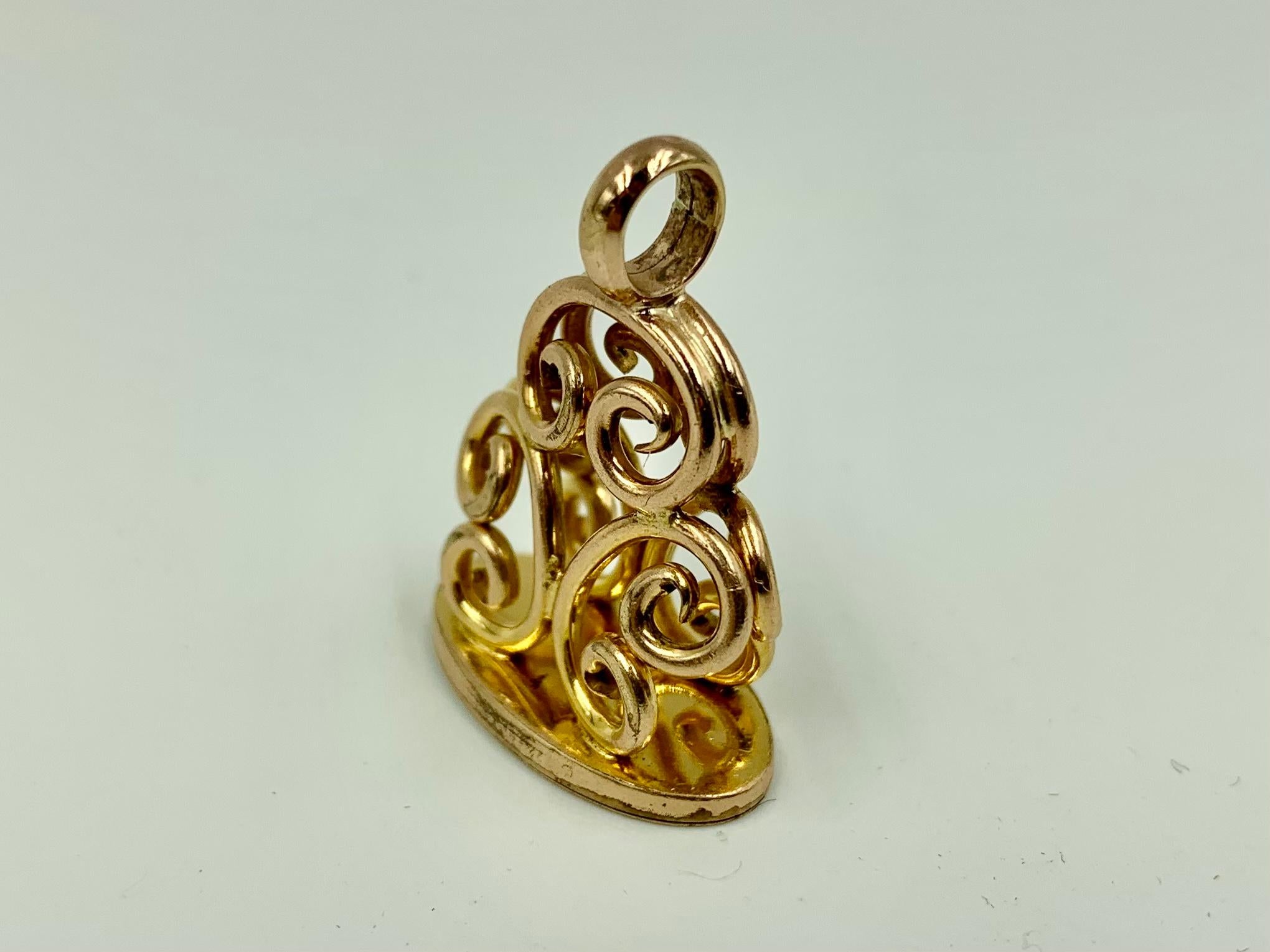 Antique Edwardian 14K Yellow Gold Scroll Motif Signet Seal Pendant, 19th Century In Good Condition For Sale In New York, NY