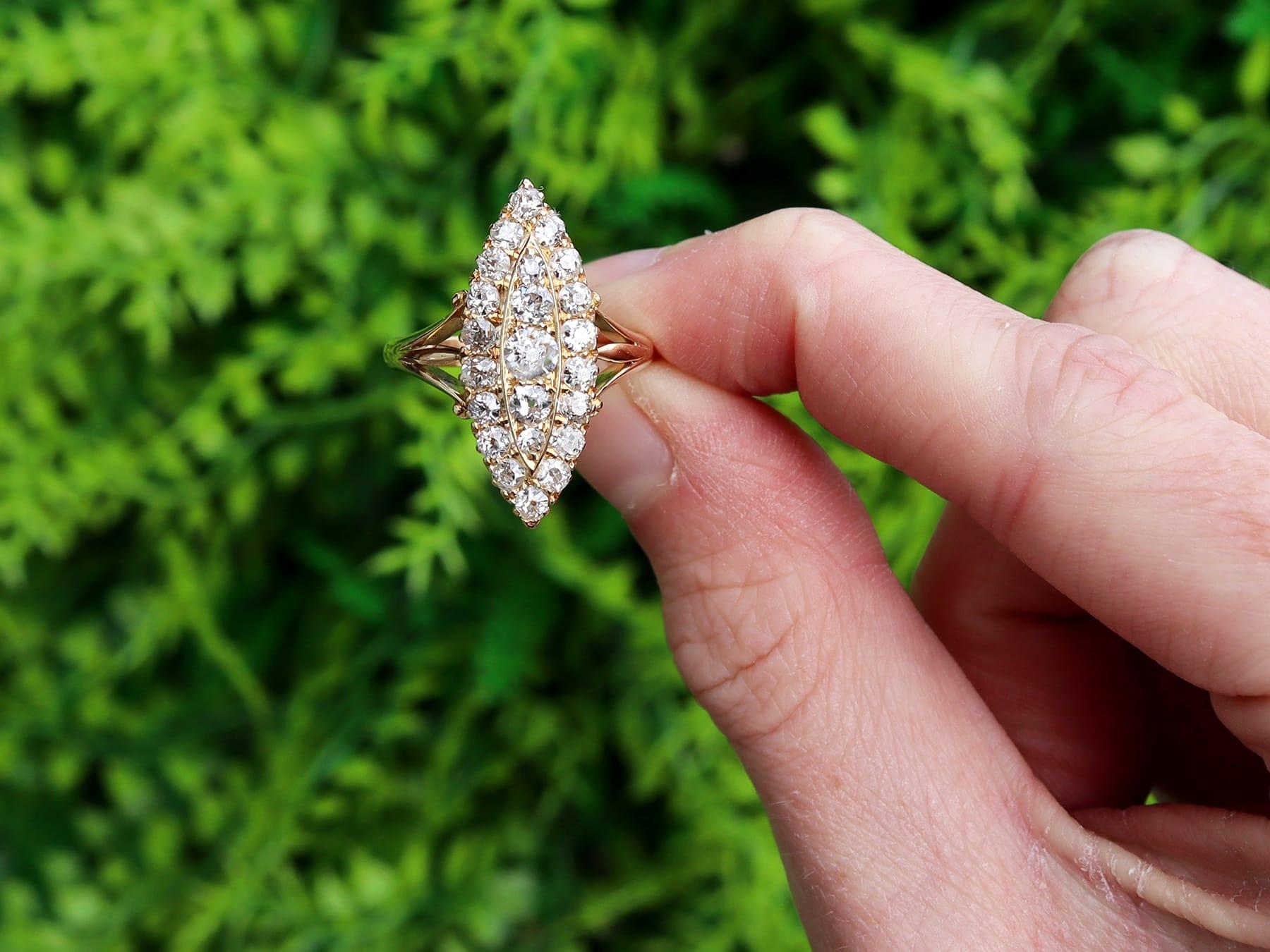 Superbe, fine et impressionnante bague ancienne édouardienne de 1,55 carat en diamant et or jaune 18 carats de forme marquise, faisant partie de notre collection variée de bagues anciennes de forme marquise en diamant.

Cette magnifique bague