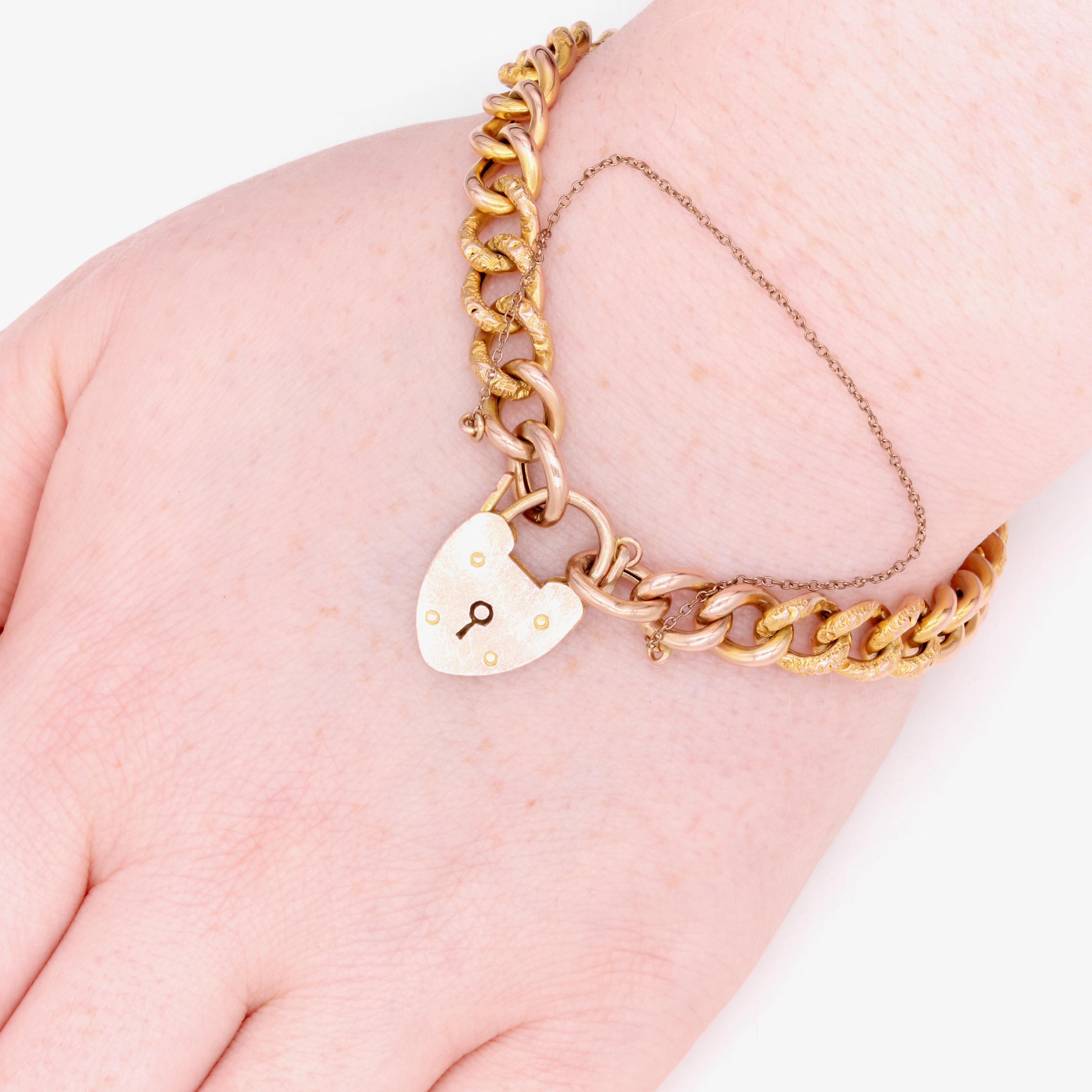 Antique Edwardian 15.6g 9K Gold Curb Chased Link Bracelet with Heart Padlock For Sale 6