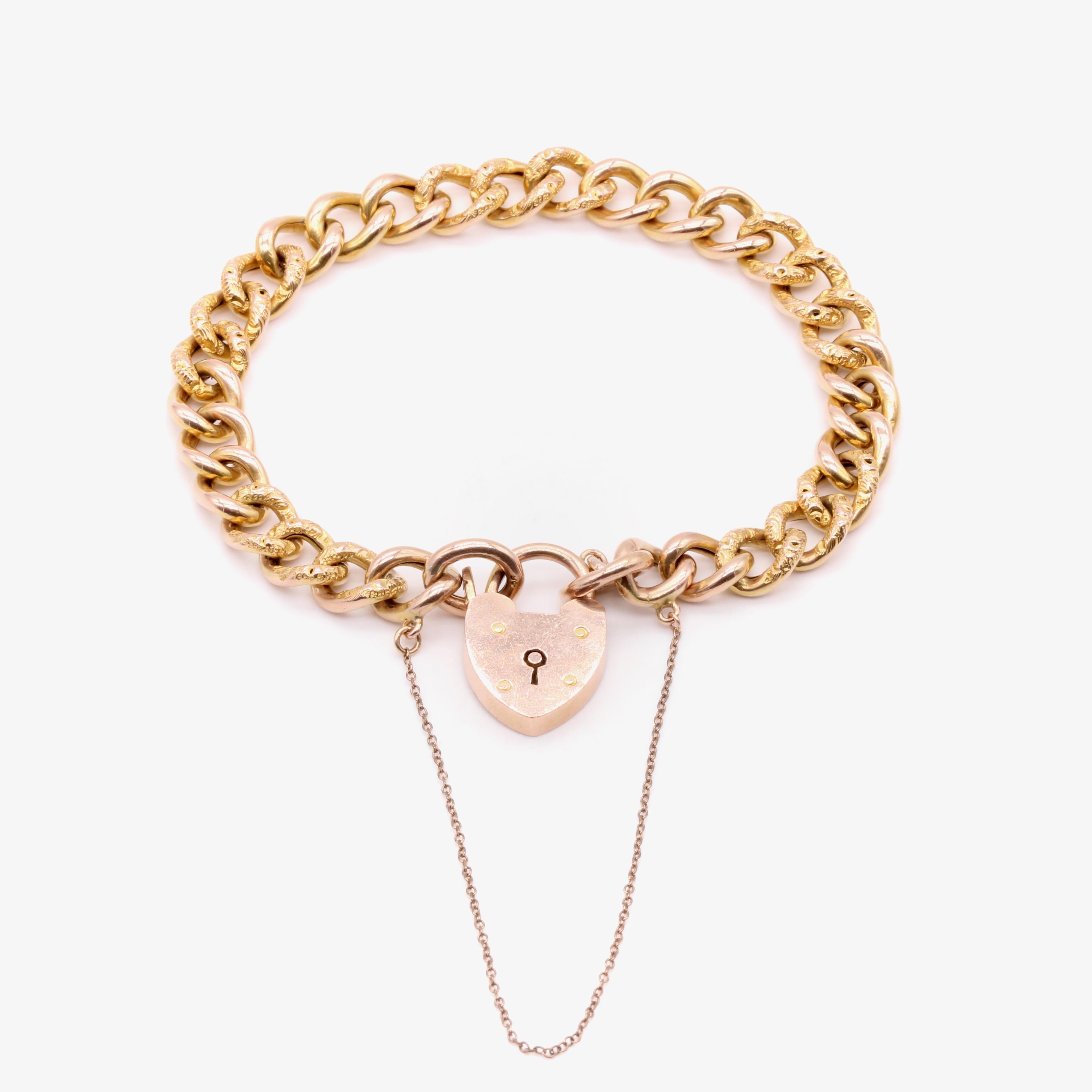 Antique Edwardian 15.6g 9K Gold Curb Chased Link Bracelet with Heart Padlock In Good Condition For Sale In Staines-Upon-Thames, GB