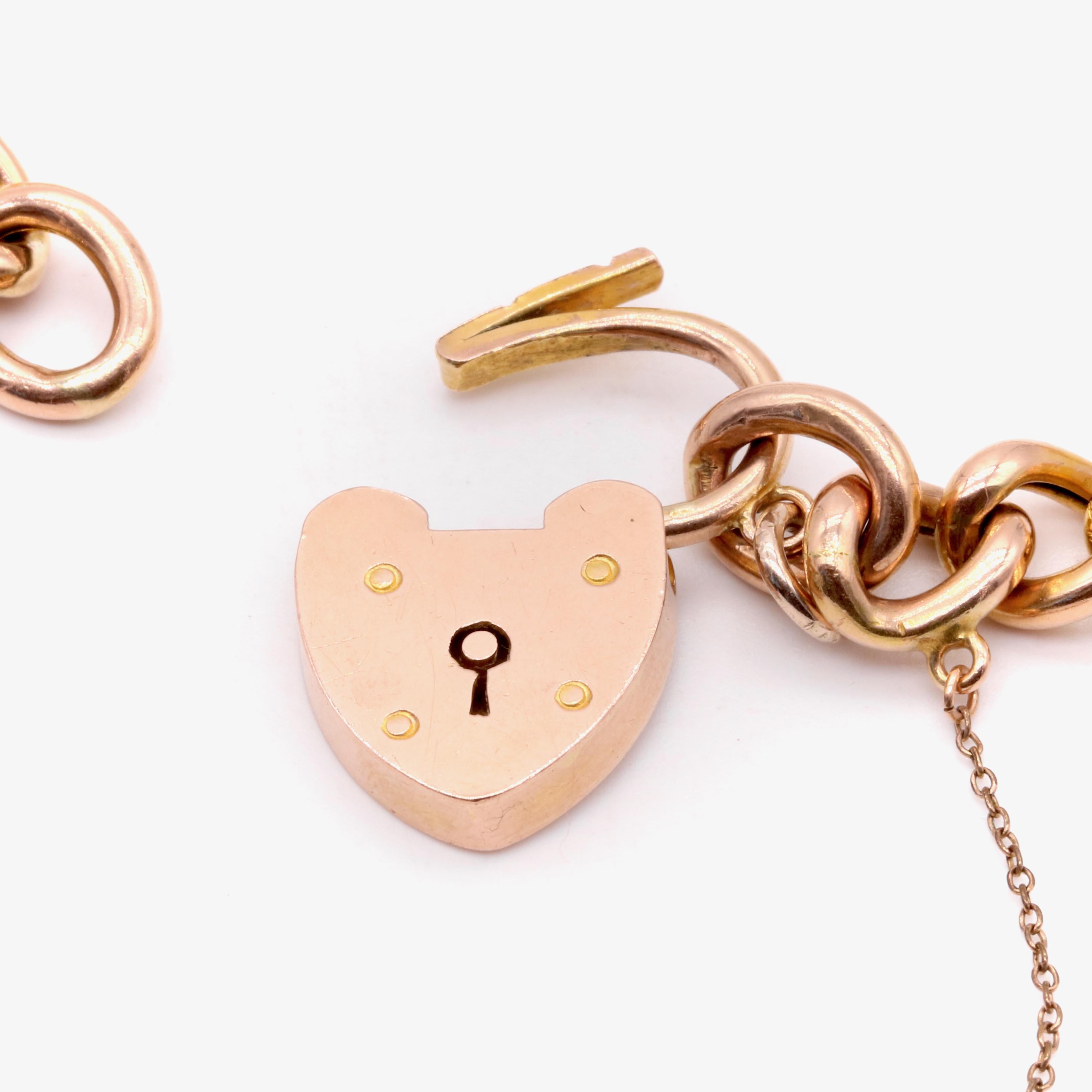Antique Edwardian 15.6g 9K Gold Curb Chased Link Bracelet with Heart Padlock For Sale 4