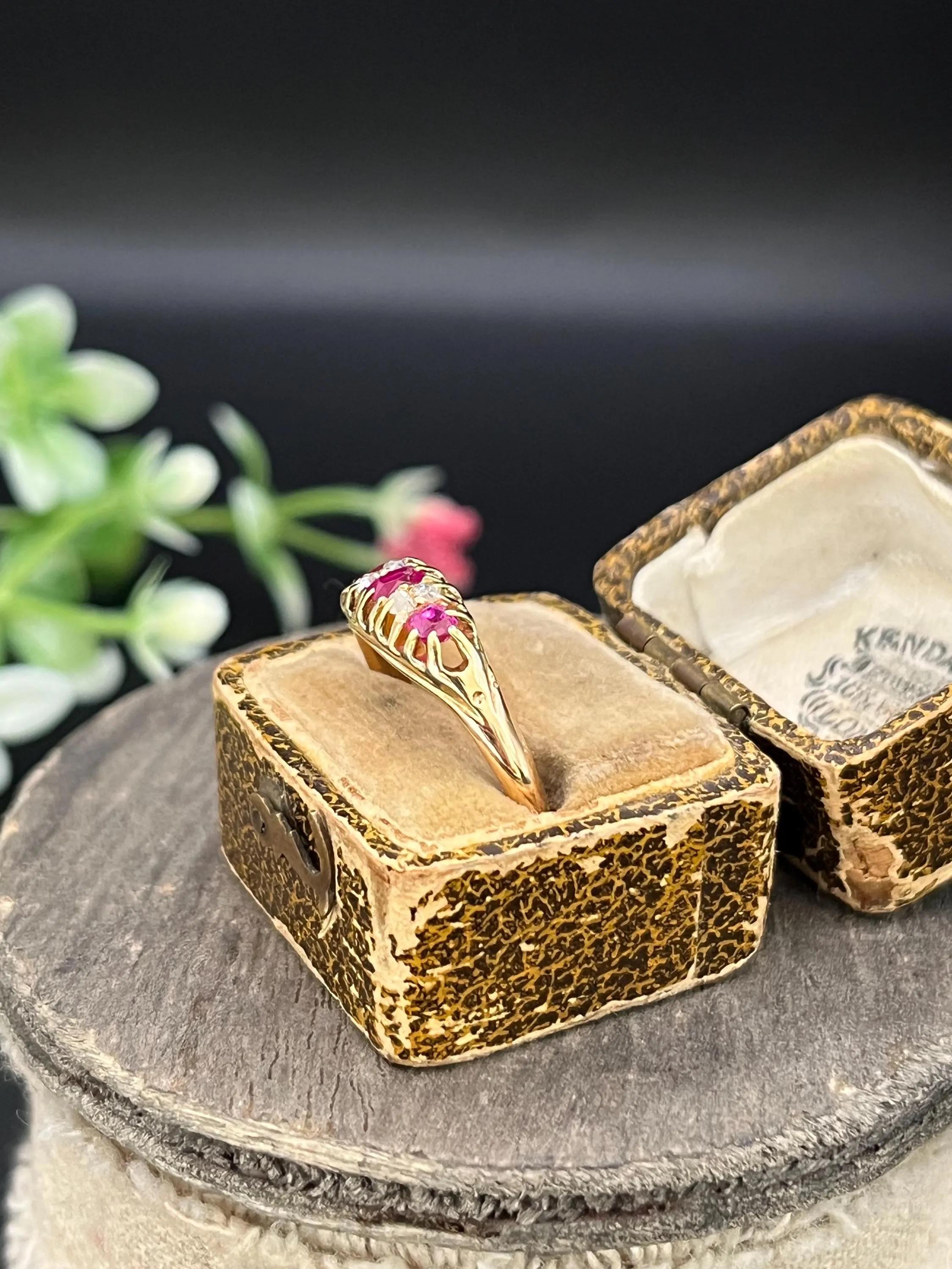 Bague ancienne édouardienne en or 15ct avec rubis et diamants, estampillée 15ct, circa 1910 en vente 4