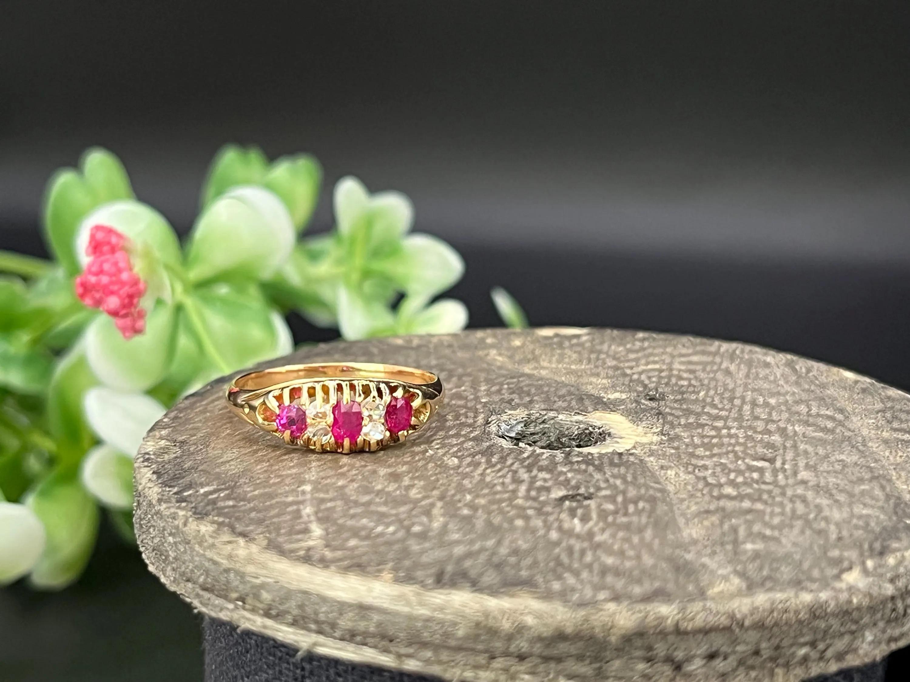 Bague ancienne édouardienne en or 15ct avec rubis et diamants, estampillée 15ct, circa 1910 en vente 5