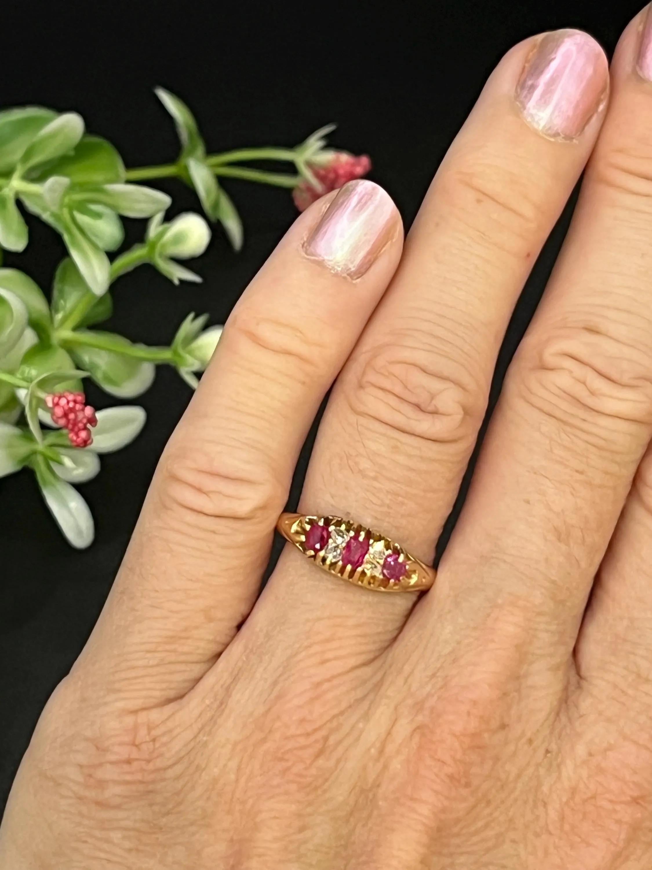 Bague rubis et diamant

Or jaune 15ct 

Trésor intemporel de l'époque édouardienne, cette bague ancienne présente trois rubis vibrants sertis dans un chaleureux anneau d'or jaune 15ct. Flanqué de quatre délicats diamants taille ancienne, le design