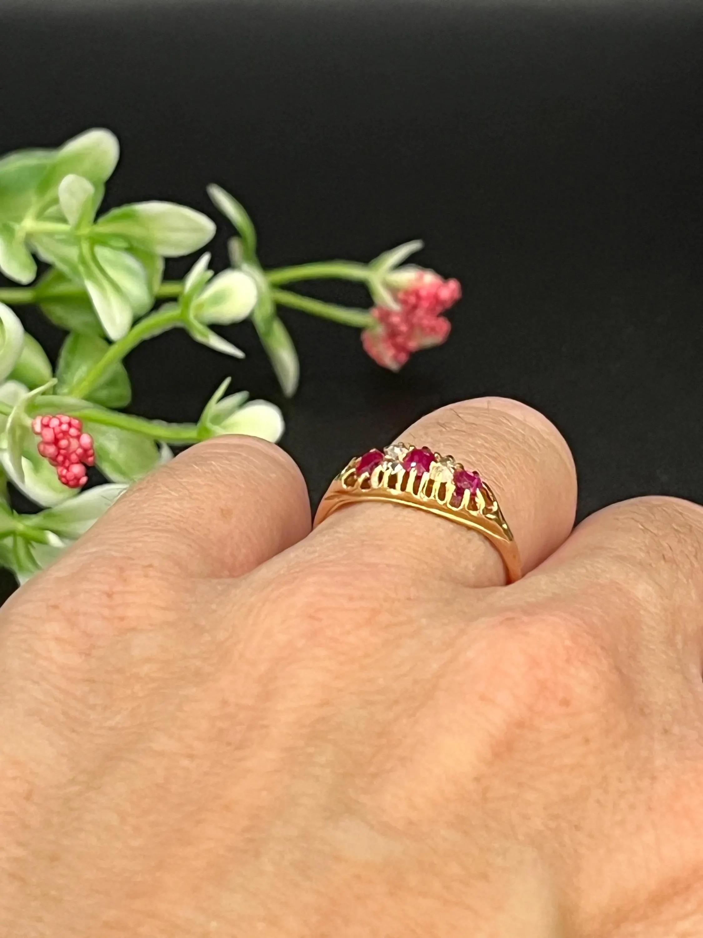 Édouardien Bague ancienne édouardienne en or 15ct avec rubis et diamants, estampillée 15ct, circa 1910 en vente