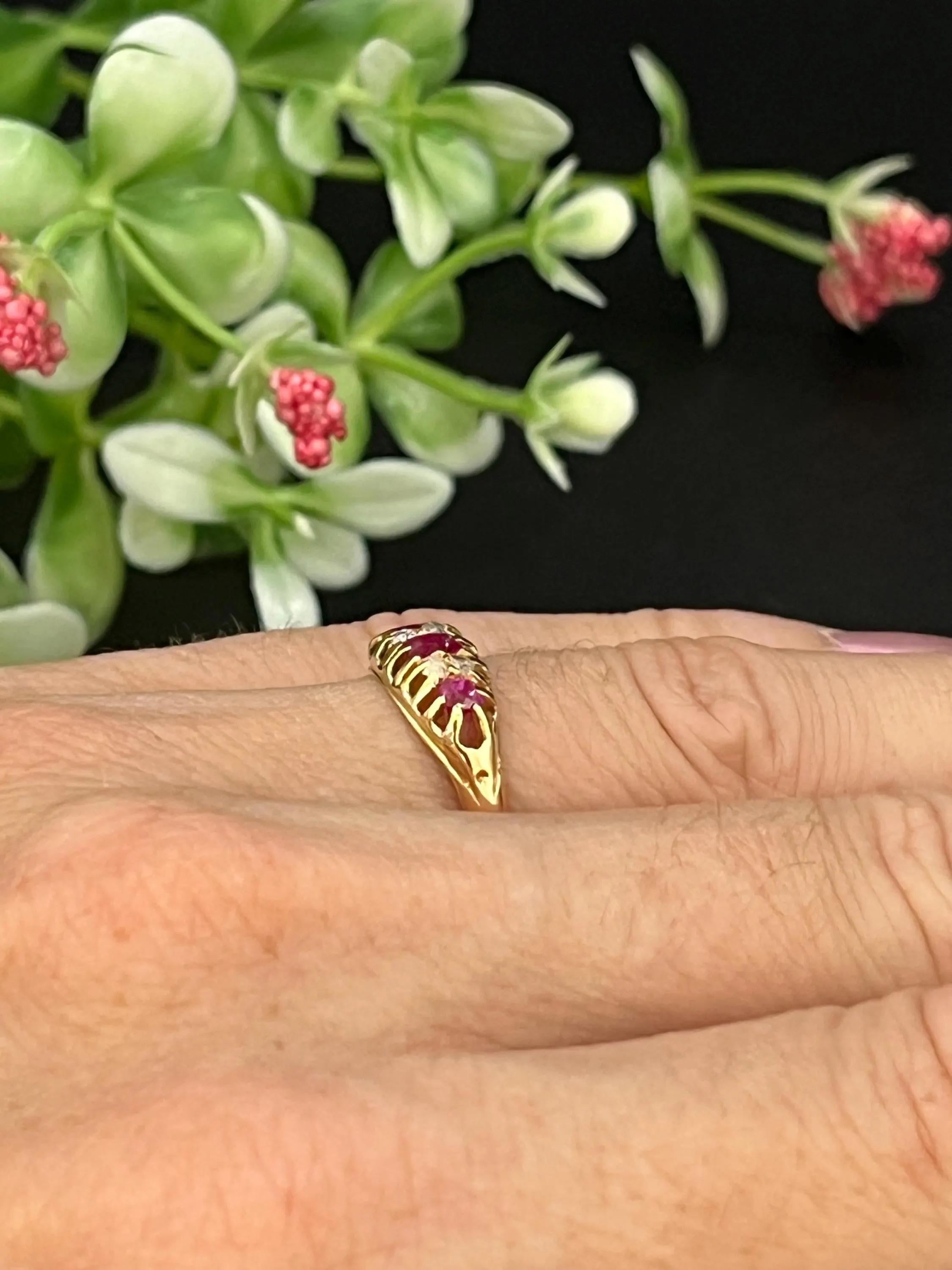 Taille mixte Bague ancienne édouardienne en or 15ct avec rubis et diamants, estampillée 15ct, circa 1910 en vente