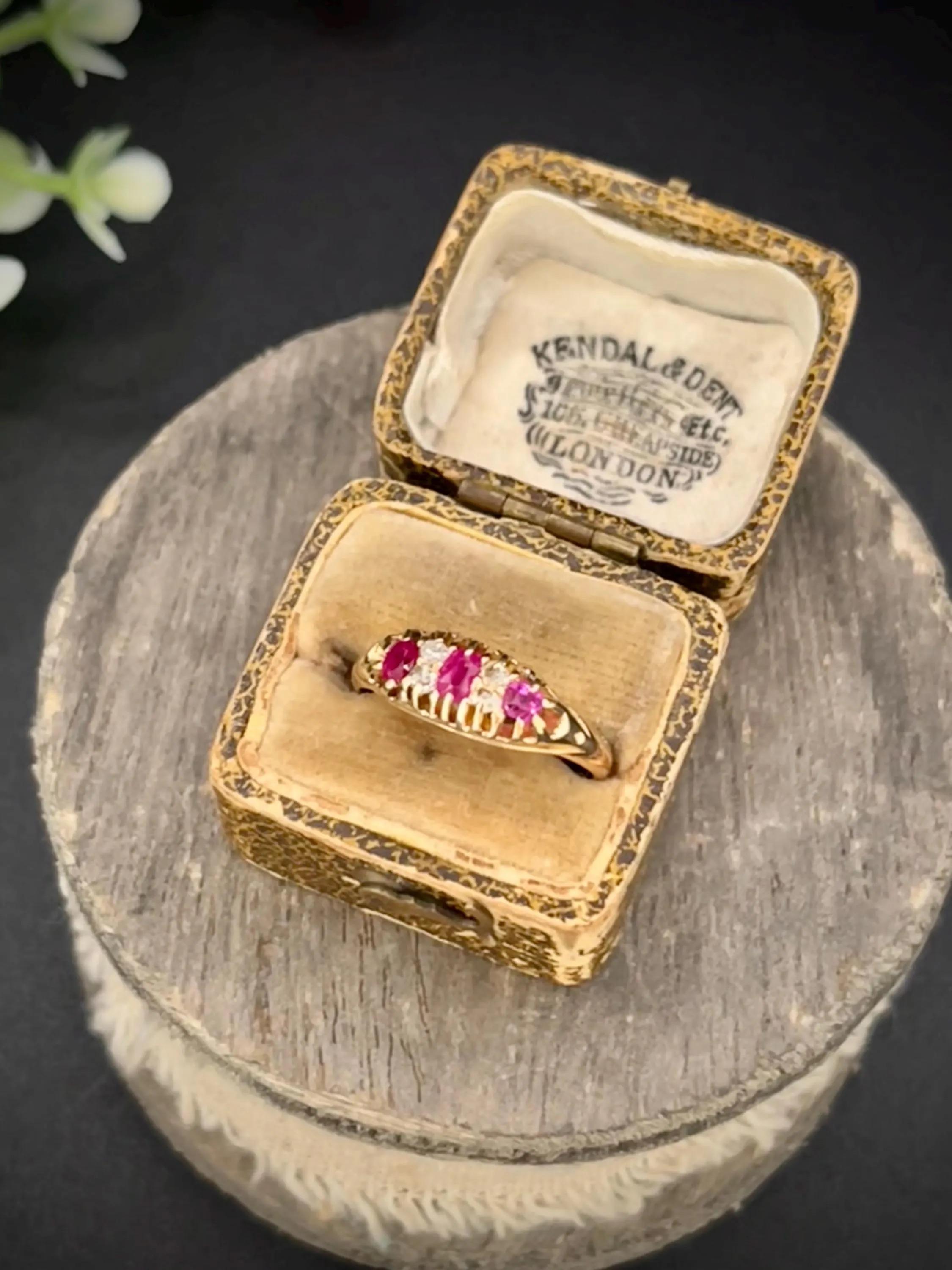 Bague ancienne édouardienne en or 15ct avec rubis et diamants, estampillée 15ct, circa 1910 Bon état - En vente à Brighton, GB
