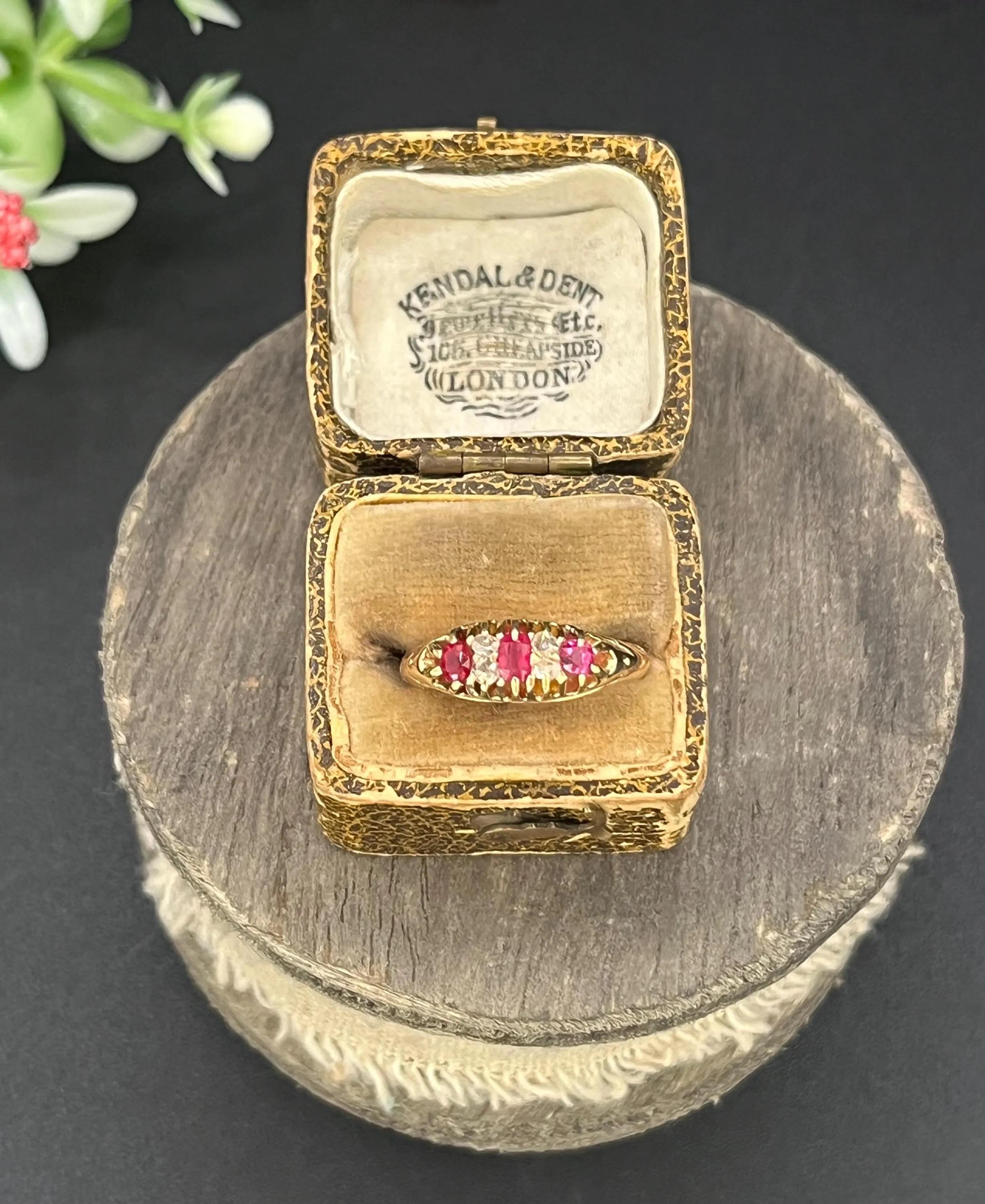 Bague ancienne édouardienne en or 15ct avec rubis et diamants, estampillée 15ct, circa 1910 Unisexe en vente