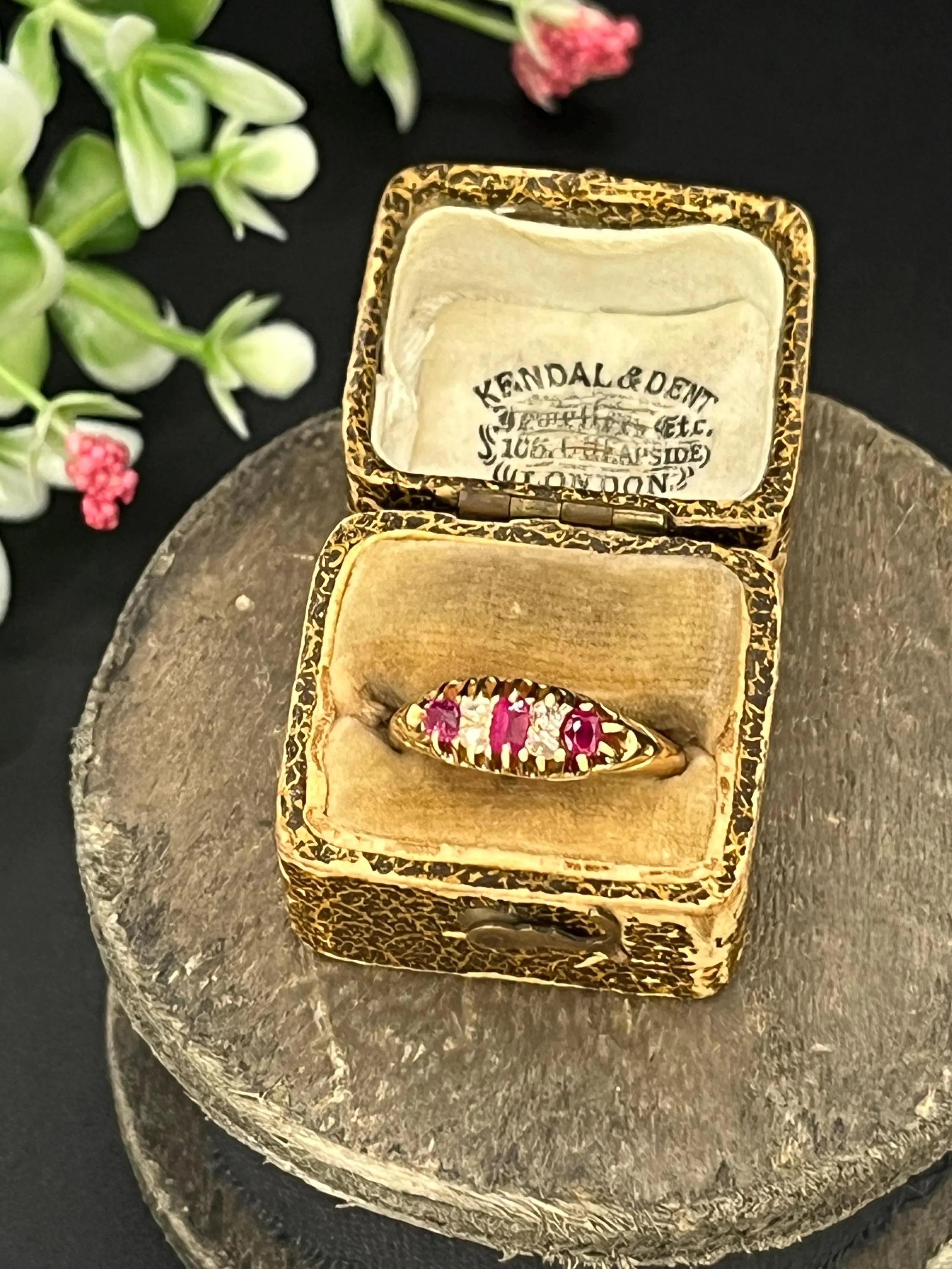 Bague ancienne édouardienne en or 15ct avec rubis et diamants, estampillée 15ct, circa 1910 en vente 1