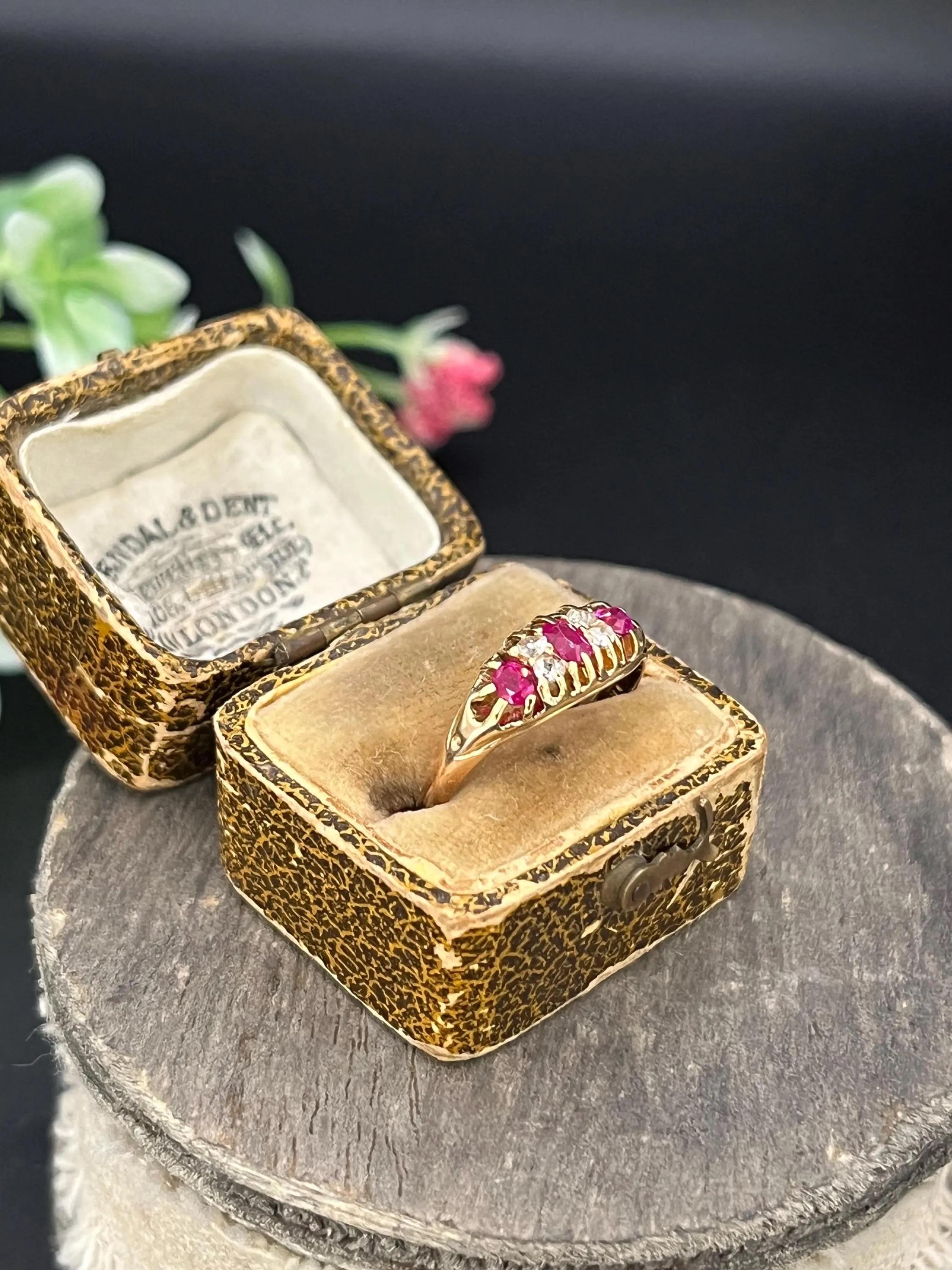 Bague ancienne édouardienne en or 15ct avec rubis et diamants, estampillée 15ct, circa 1910 en vente 2