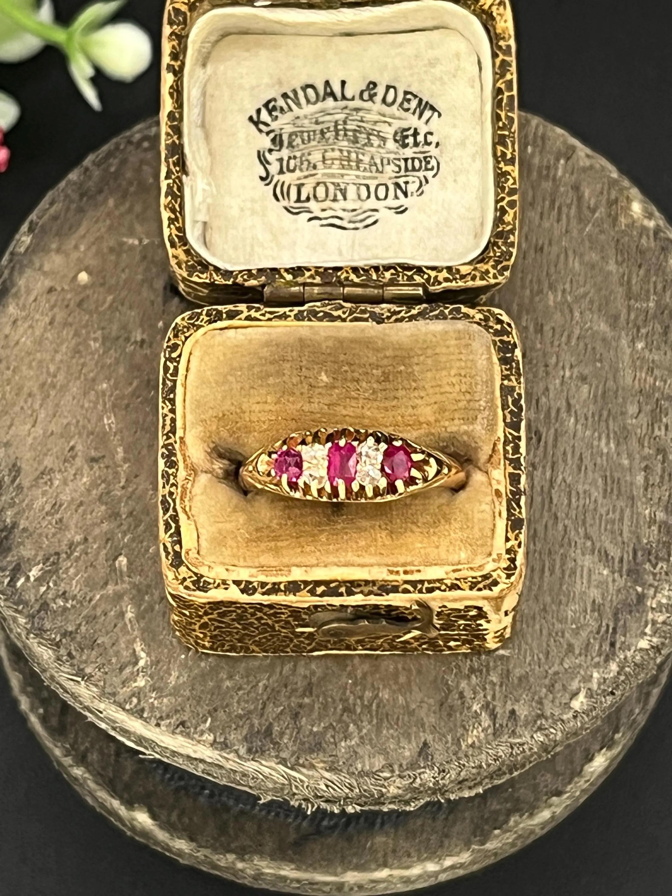 Bague ancienne édouardienne en or 15ct avec rubis et diamants, estampillée 15ct, circa 1910 en vente 3