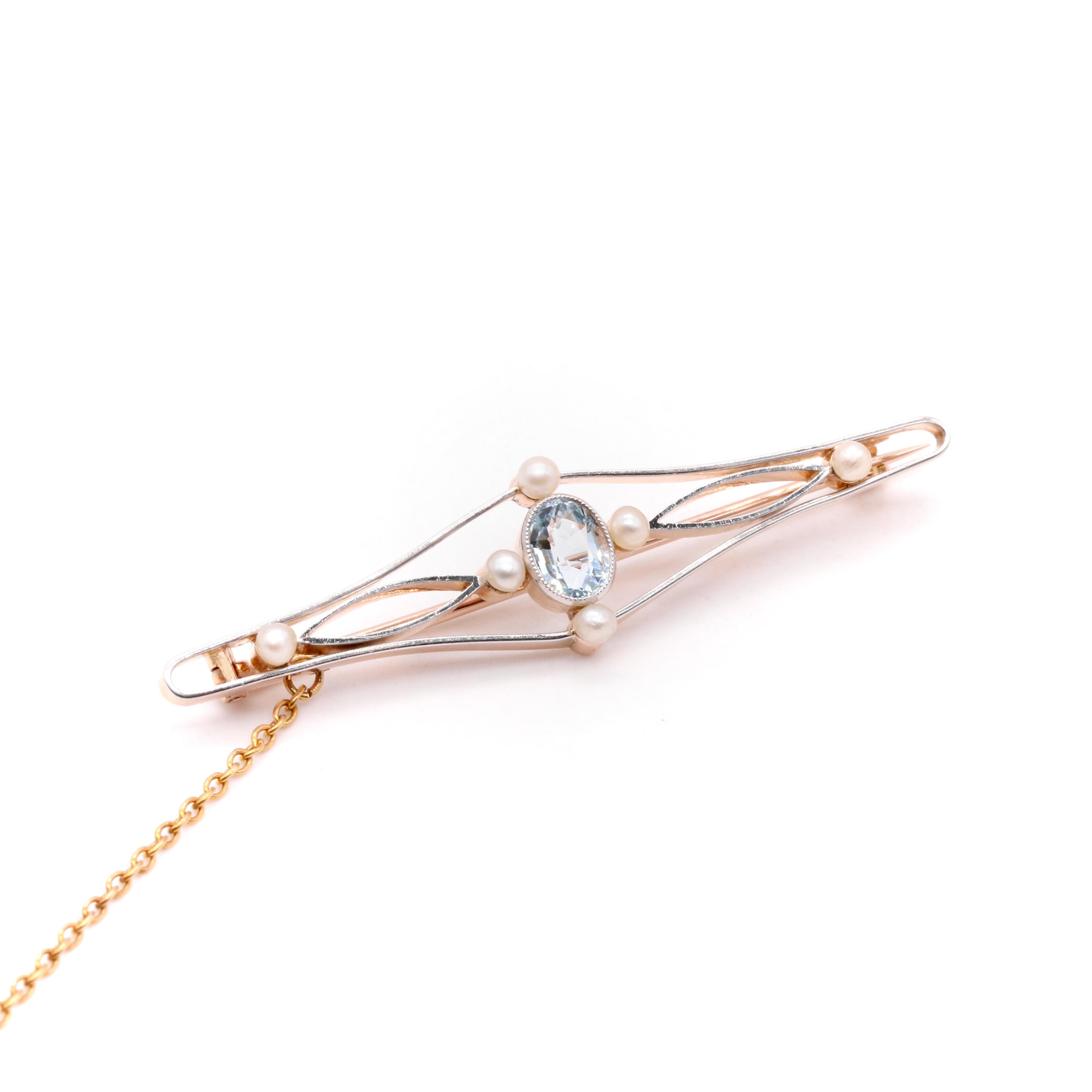 Antique Edwardian 15K Gold 0.49ct Aquamarine and Pearl Openwork Brooch In Good Condition For Sale In Staines-Upon-Thames, GB