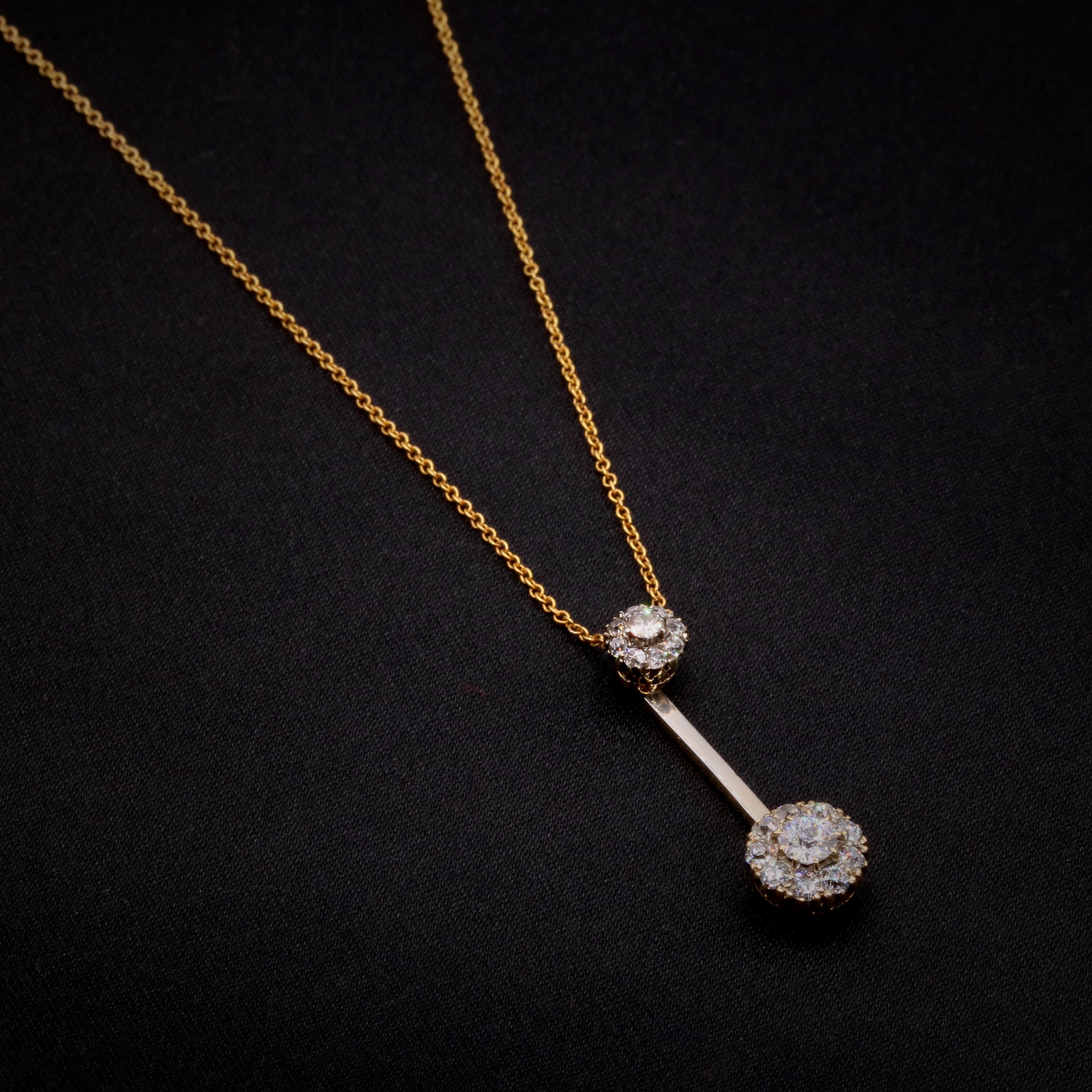 Un diamant édouardien, du platine ? Collier en or jaune, comprenant un grand diamant de taille européenne ancienne et dix-huit diamants de taille européenne ancienne plus petits, en or jaune 15 carats, avec une chaîne en or jaune 15 carats. 

Ce