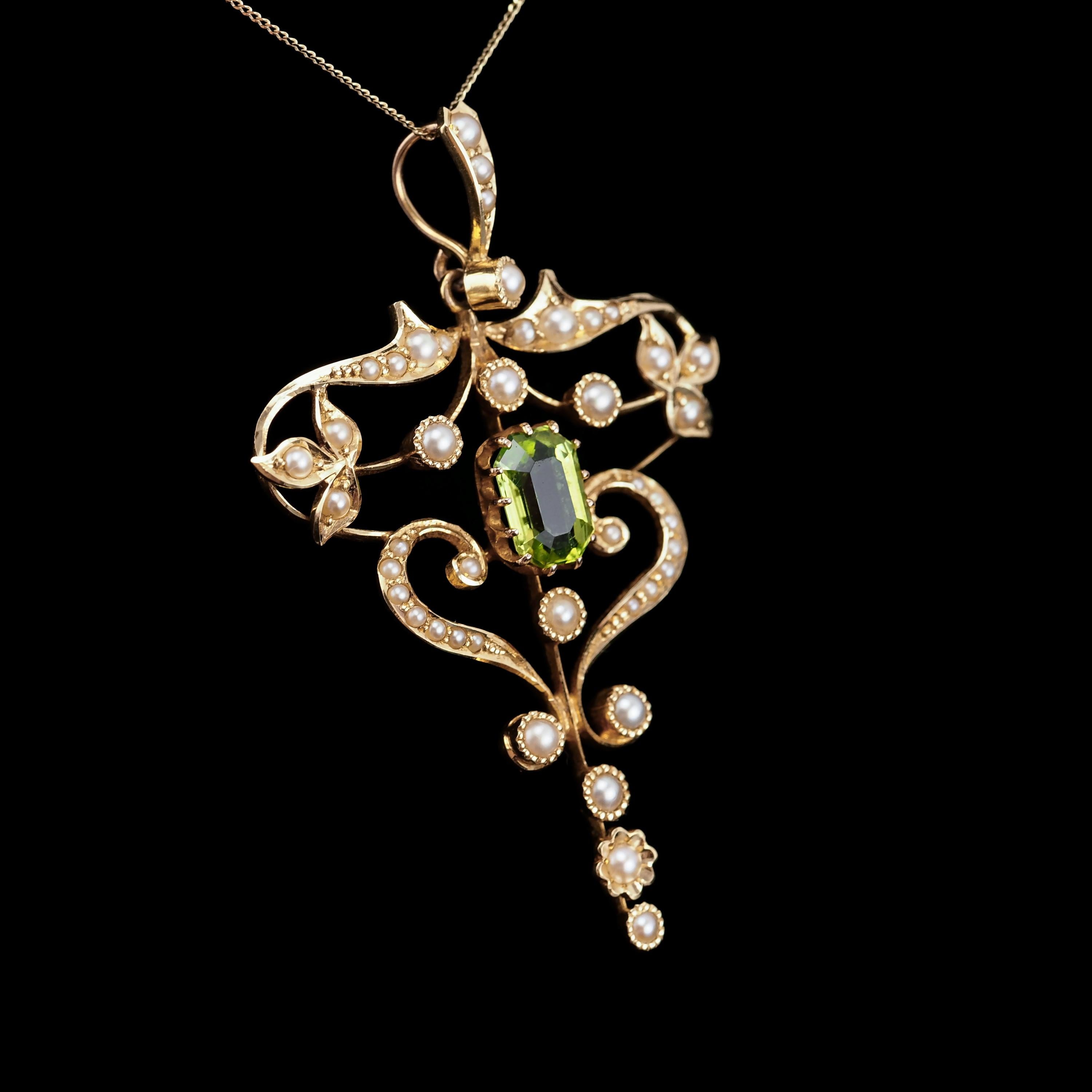 We are delighted to offer this lovely antique 15ct gold peridot and pearl necklace made in the Edwardian era c.1910.

Distinguished in style and unapologetically antique, this pendant features the most wonderful of Edwardian decorations and