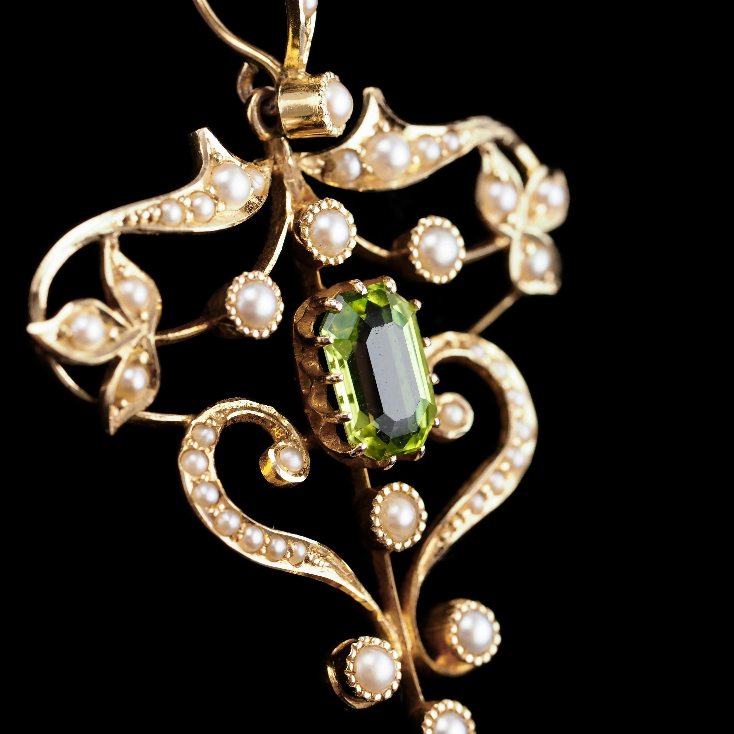 Antique Edwardian 15K Gold Peridot & Pearl Necklace/Pendant - c.1910 In Good Condition In London, GB
