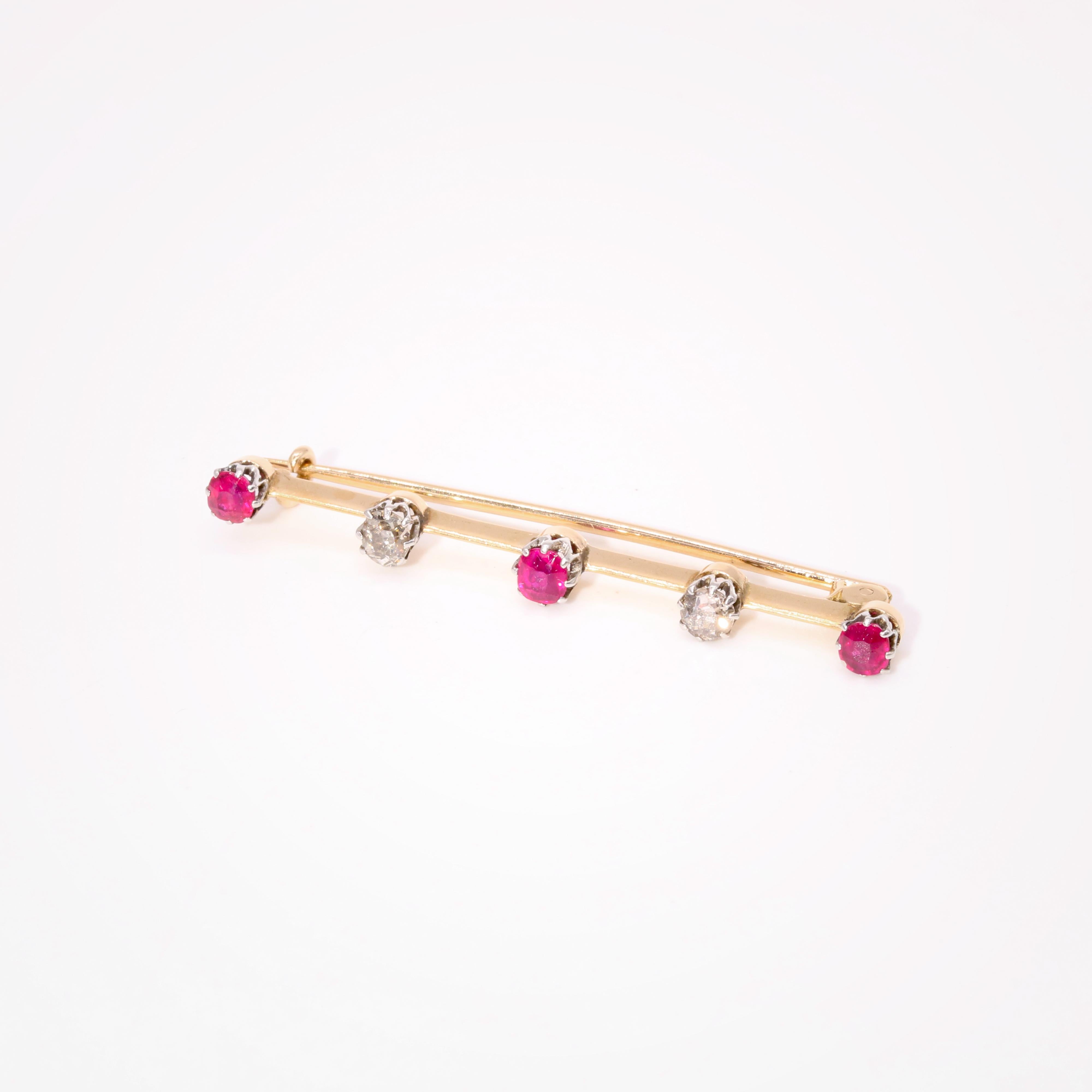 Antique Edwardian 15K Gold & Platinum 0.57tgw Ruby and Old Cut Diamond Brooch In Good Condition For Sale In Staines-Upon-Thames, GB