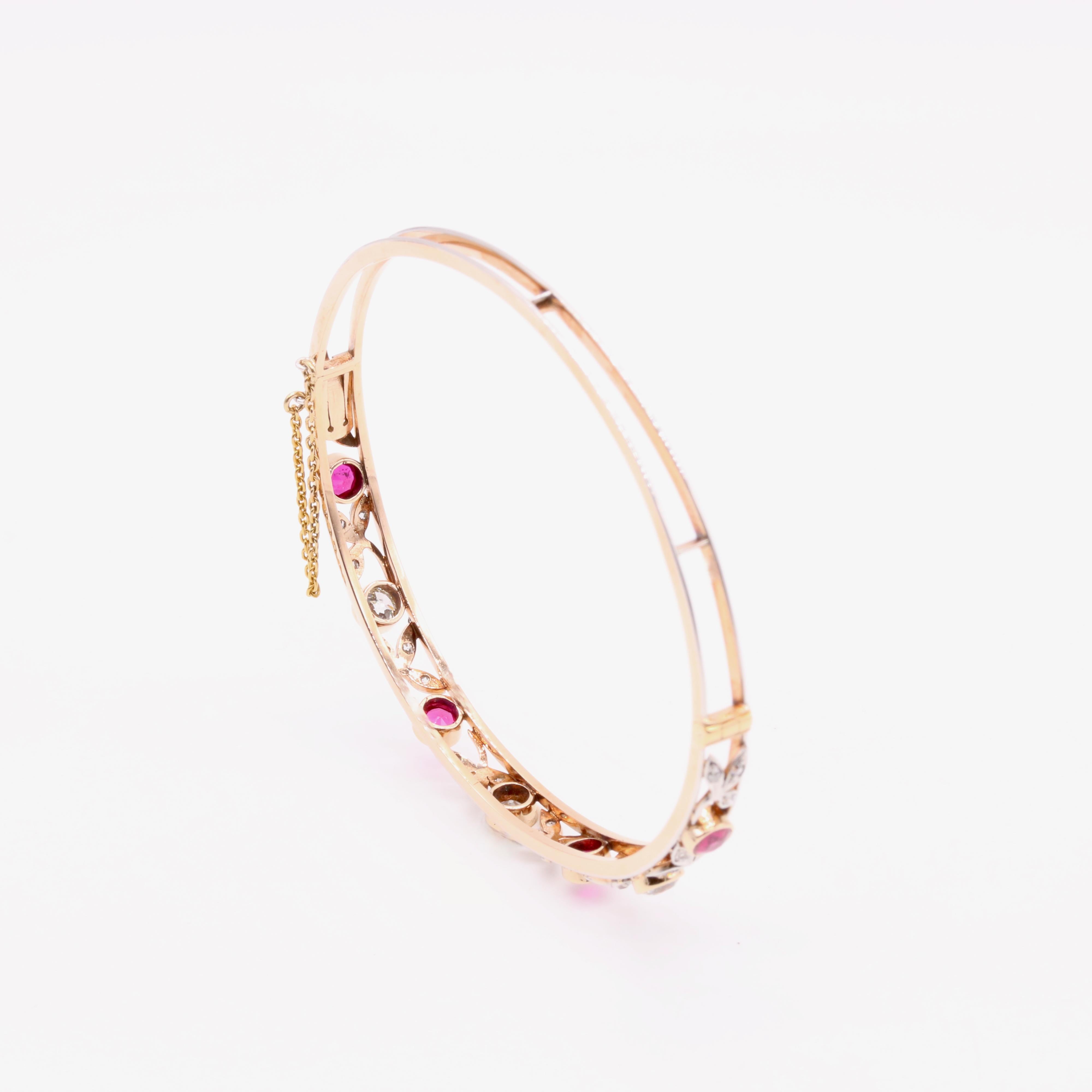 Antique Edwardian 15K Yellow Gold and Platinum 2.3tgw Ruby and Diamond Bangle en venta 4