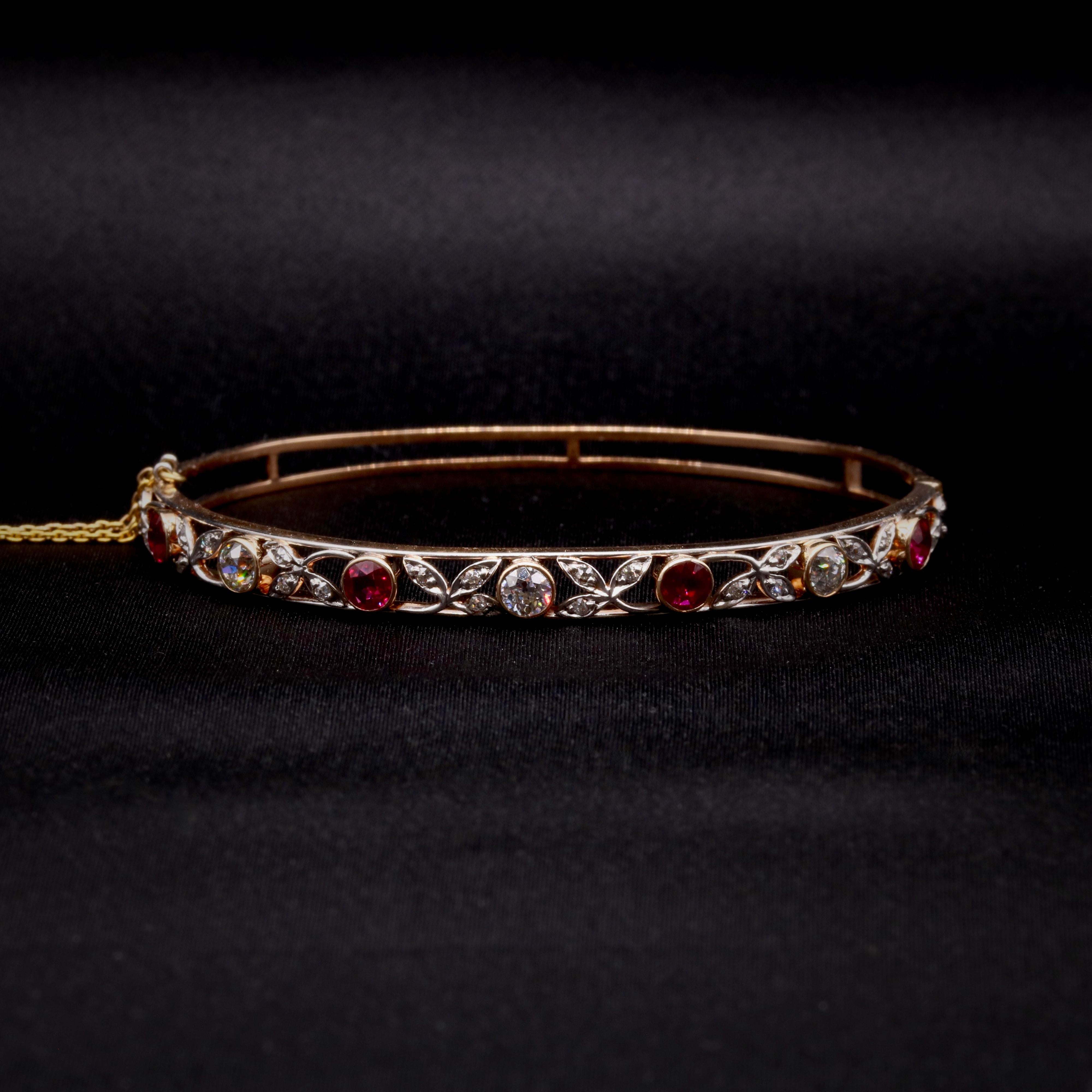 Antique Edwardian 15K Yellow Gold and Platinum 2.3tgw Ruby and Diamond Bangle Eduardiano en venta