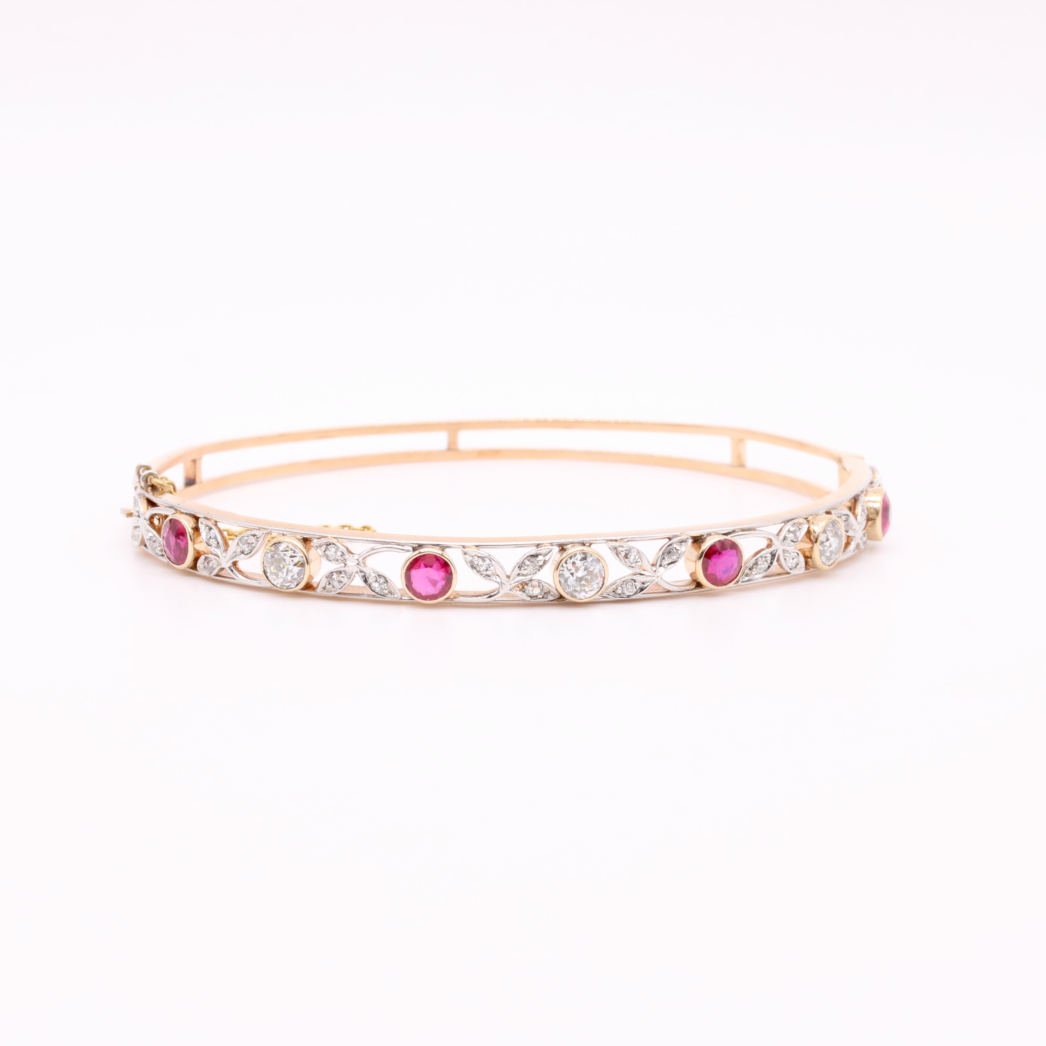 Antique Edwardian 15K Yellow Gold and Platinum 2.3tgw Ruby and Diamond Bangle Corte europeo antiguo en venta