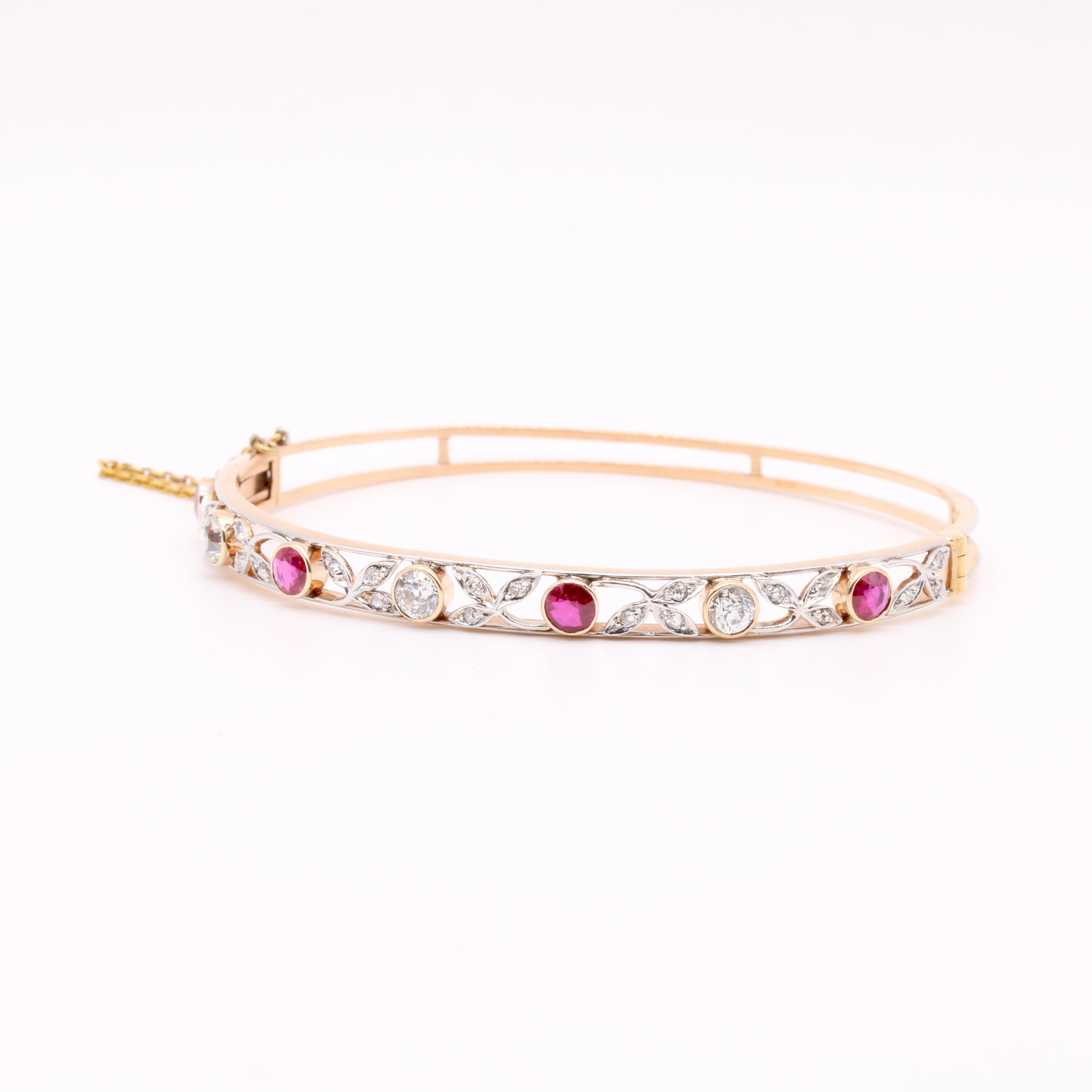 Antique Edwardian 15K Yellow Gold and Platinum 2.3tgw Ruby and Diamond Bangle en Bueno estado para la venta en Staines-Upon-Thames, GB
