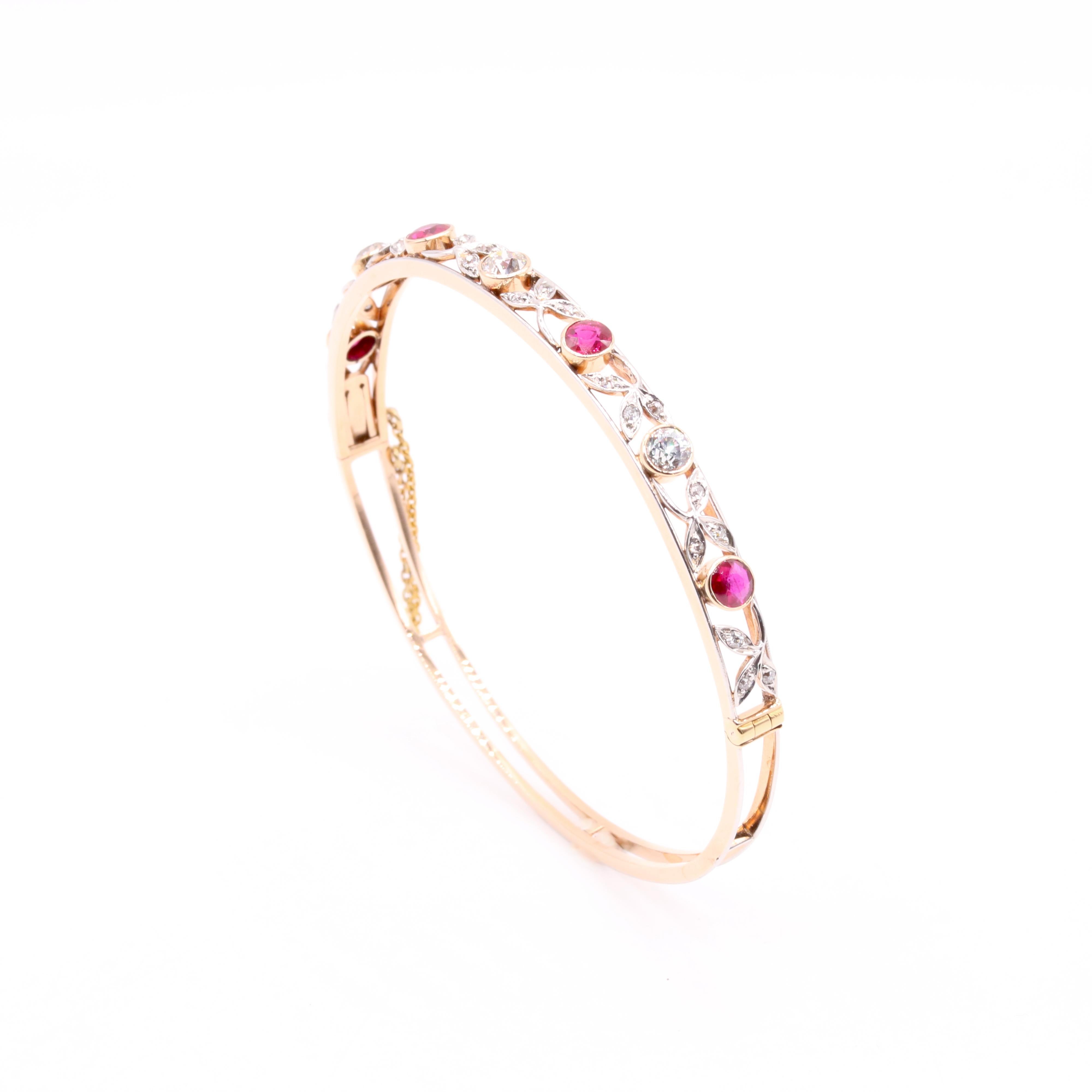 Antique Edwardian 15K Yellow Gold and Platinum 2.3tgw Ruby and Diamond Bangle en venta 3