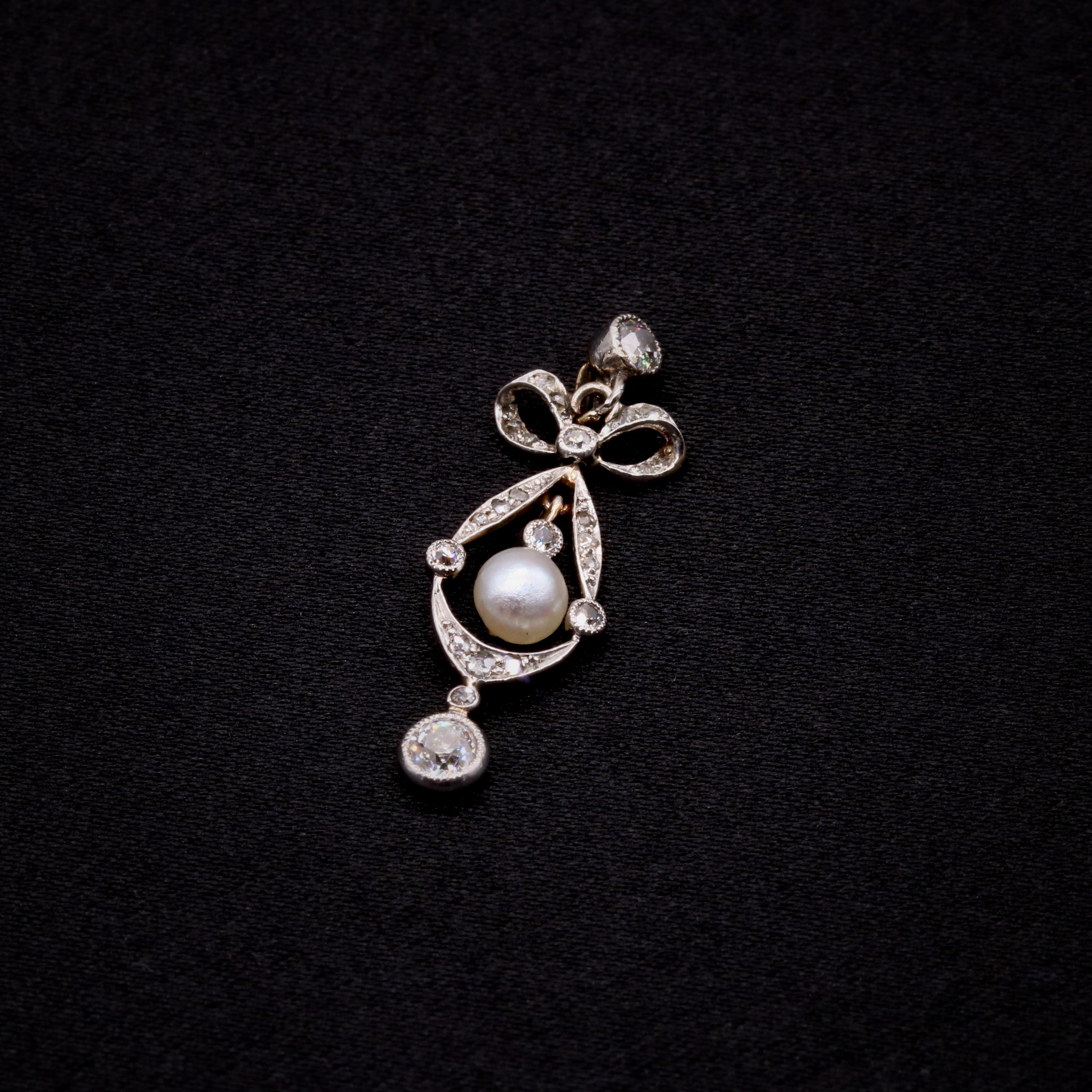 Pendente antico con diamanti, perle, platino e oro giallo, composto da due diamanti antichi a taglio europeo, quattro diamanti antichi a taglio singolo e diciotto diamanti a taglio rosa, in platino e oro giallo a 15 carati. 

La cosa che preferisco