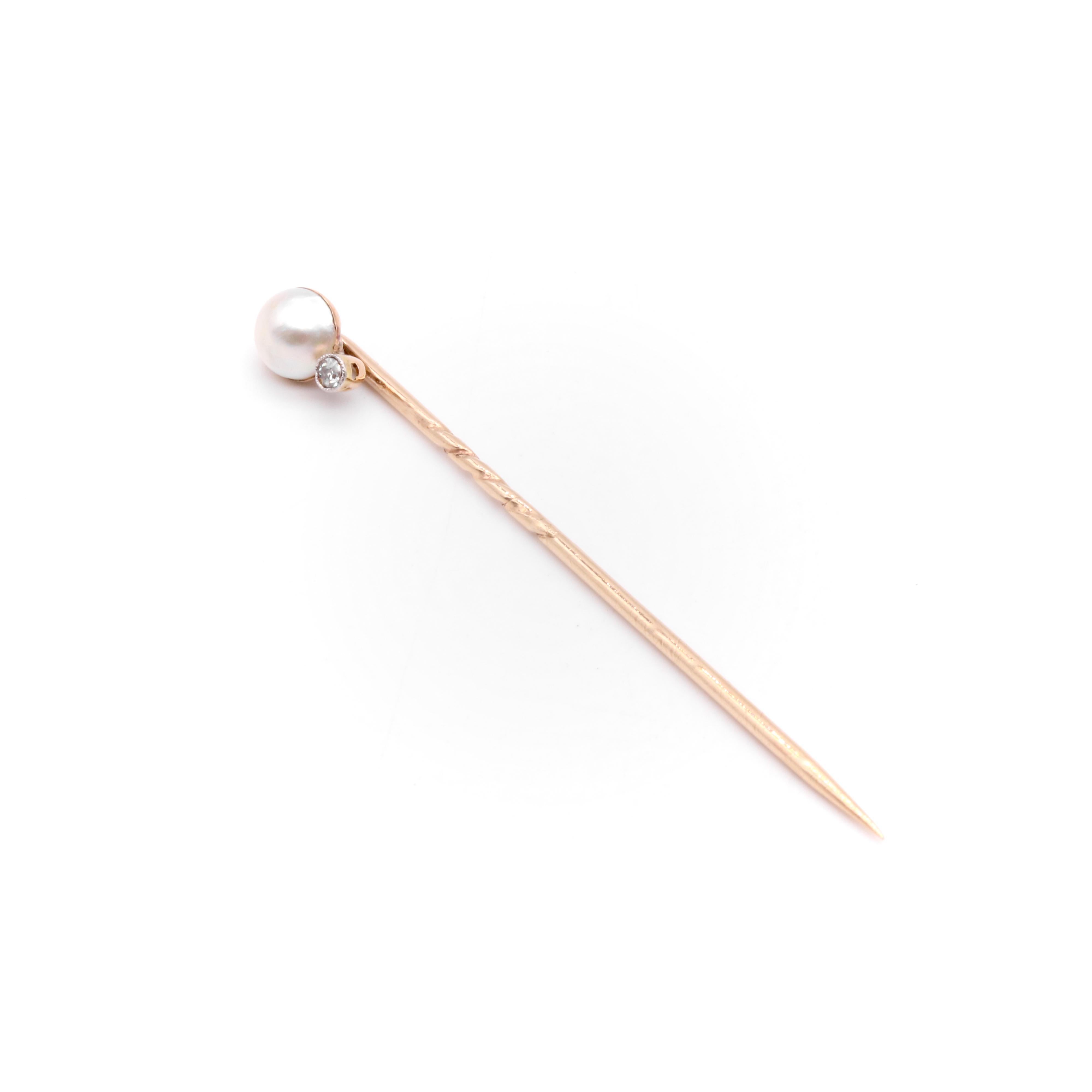 Antique Edwardian 15K Yellow Gold and Platinum Diamond and Pearl Stick Pin In Good Condition For Sale In Staines-Upon-Thames, GB
