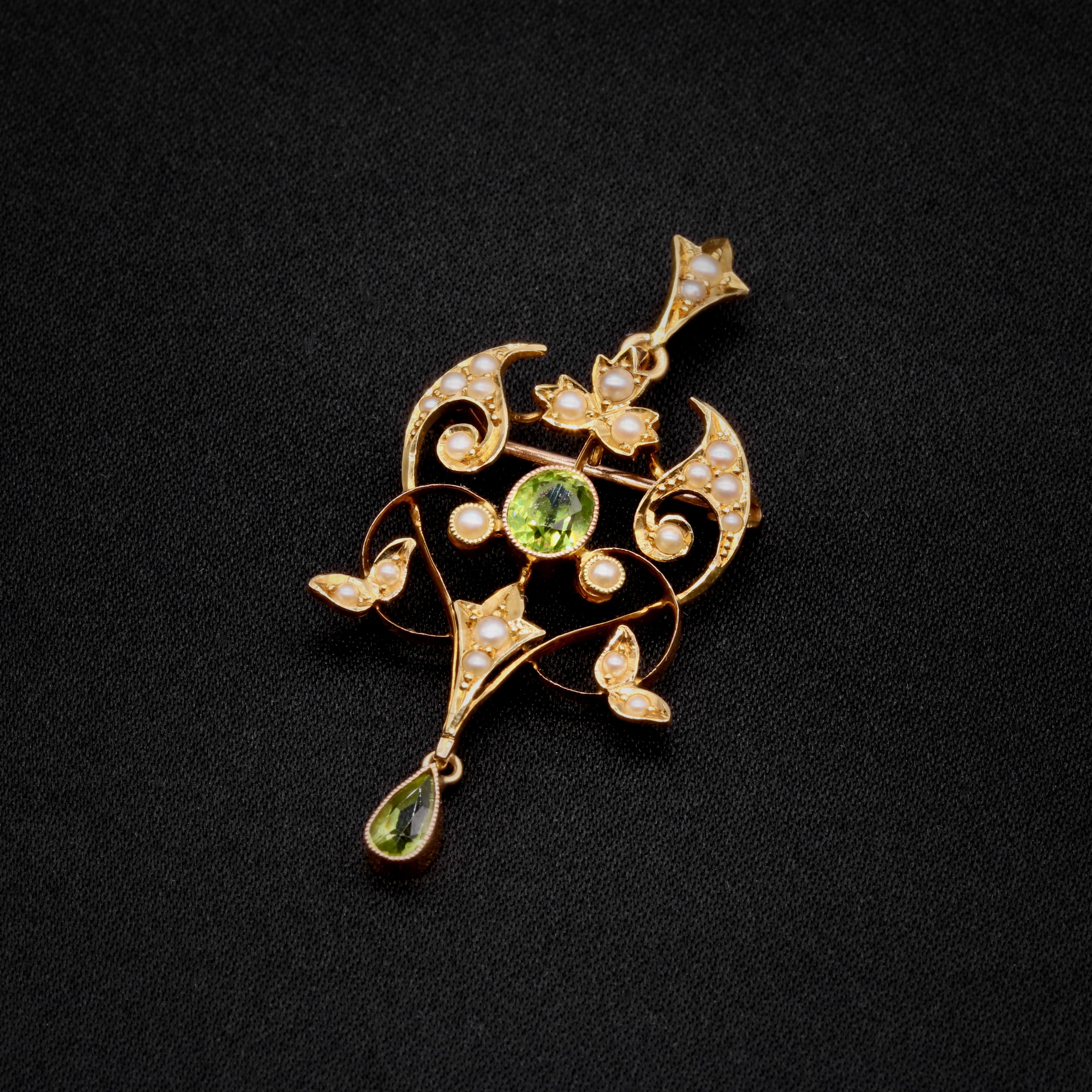Antique Edwardian 15K Yellow Gold Peridot and Pearl Pendant and Brooch Eduardiano en venta