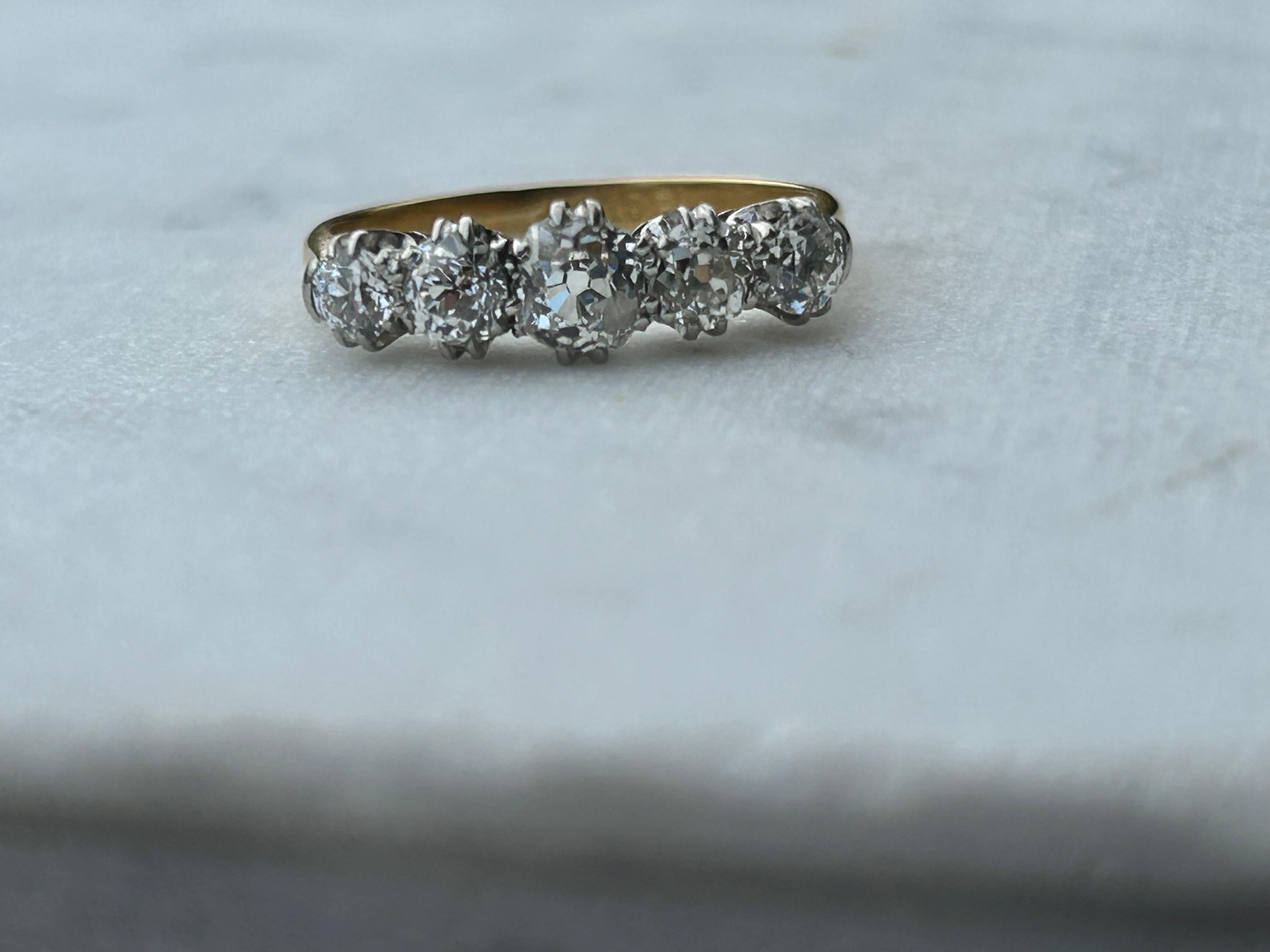 Antiker edwardianischer 1,65 Karat Diamantring mit fünf Steinen im alten Minenschliff im Angebot 1