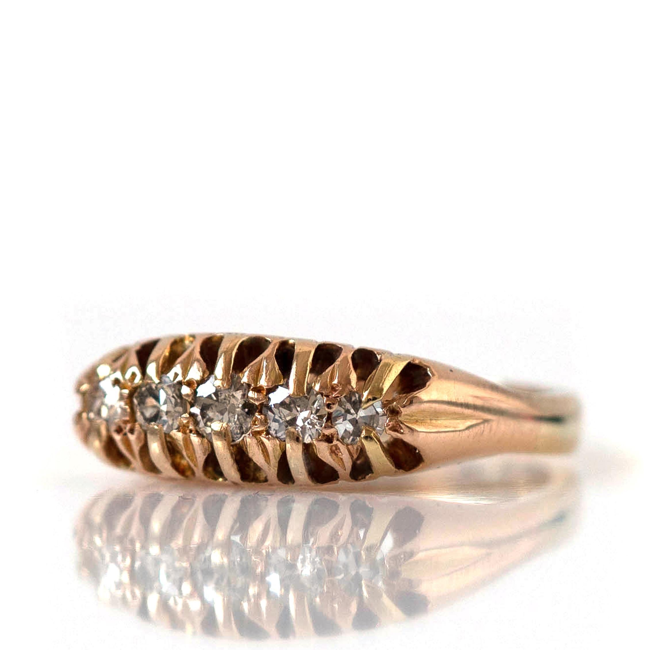 Bague à cinq pierres d'époque édouardienne en or 18ct. La bague est ornée de cinq diamants vifs de taille ancienne, sertis dans une griffe complexe. Cette bague de poids est sertie d'une riche monture en or jaune 18ct. 

ERA
Édouardienne,
