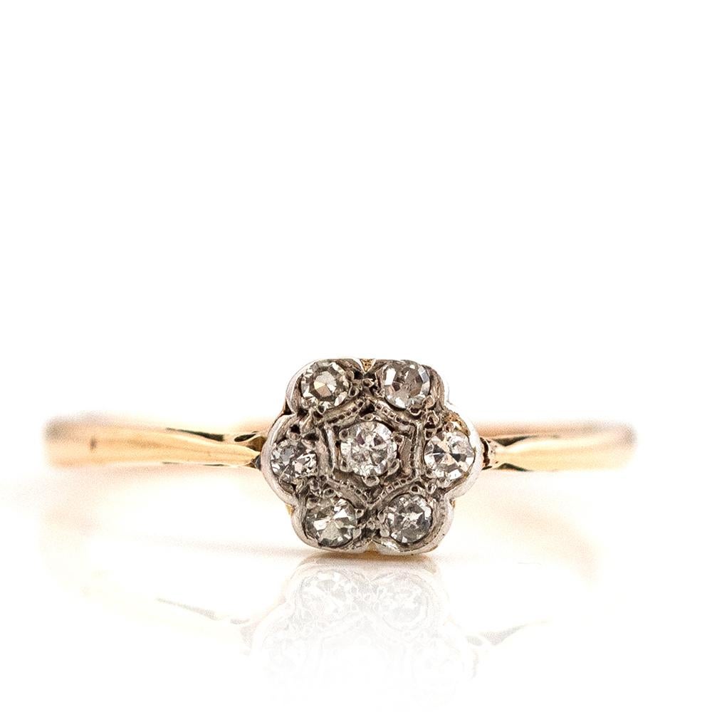 Notre exquise bague marguerite ancienne de style édouardien est sertie de diamants anciens en forme de marguerite. Cette pièce est fabriquée à la main en or 18ct et en platine. Cette bague est une pièce vraiment unique et rare, et ferait une