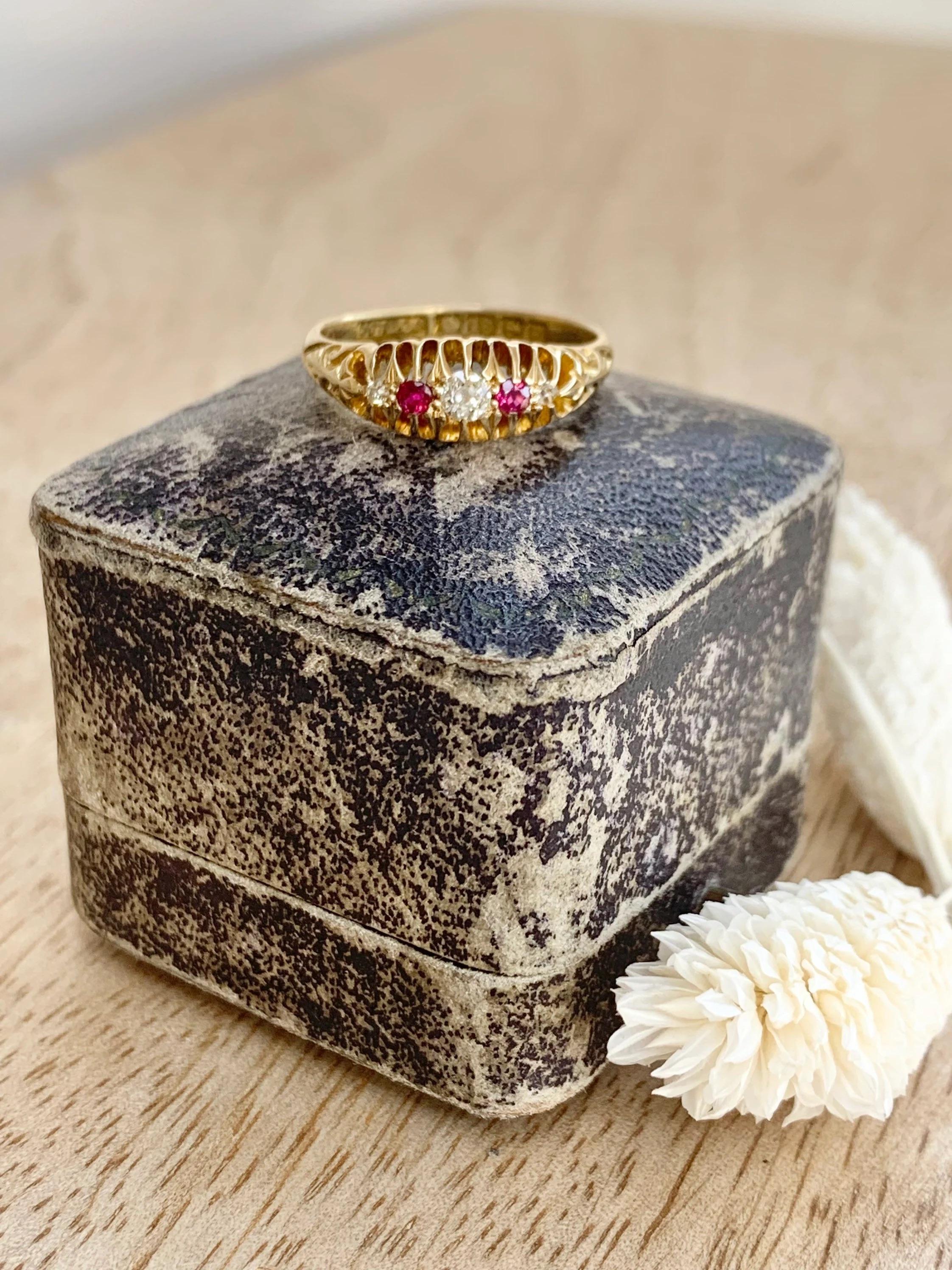 Antique Edwardian 18ct Gold Ruby & Diamond Ring With Hand Carved Shoulders For Sale 5