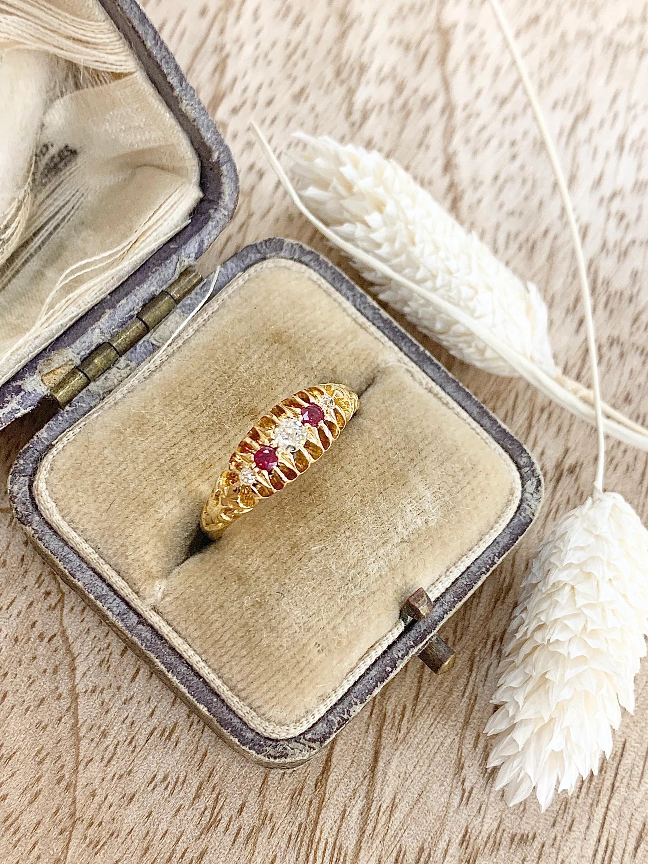 Antique Edwardian 18ct Gold Ruby & Diamond Ring With Hand Carved Shoulders In Good Condition For Sale In Brighton, GB
